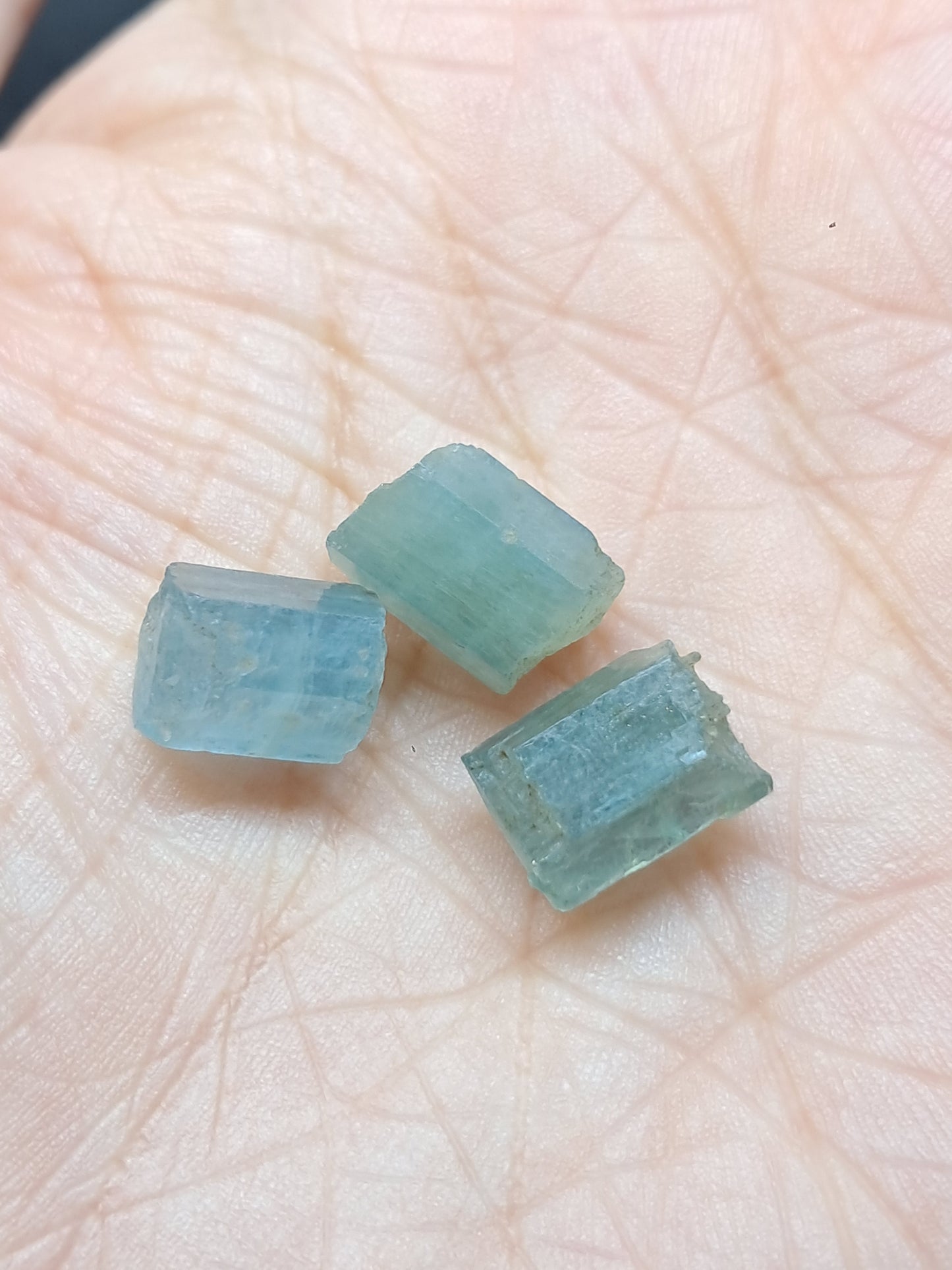 Conjunto de 3 Aguamarinas (Karur) Cristales Hexagonales en Bruto | Ejemplar Mineral n.° AQM36