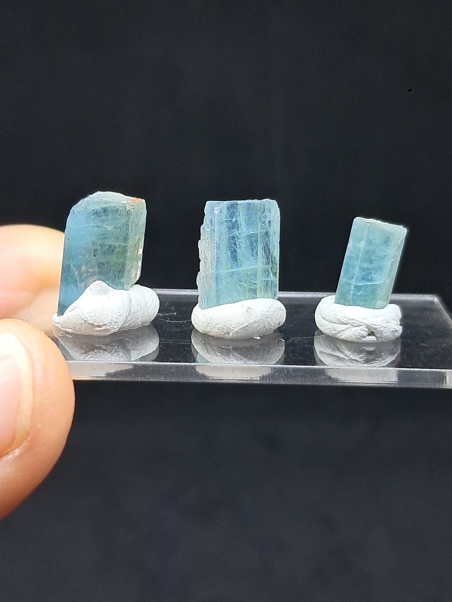 Conjunto de 3 cristales hexagonales de aguamarina (Karur) en bruto | Ejemplar mineral n.° AQM33