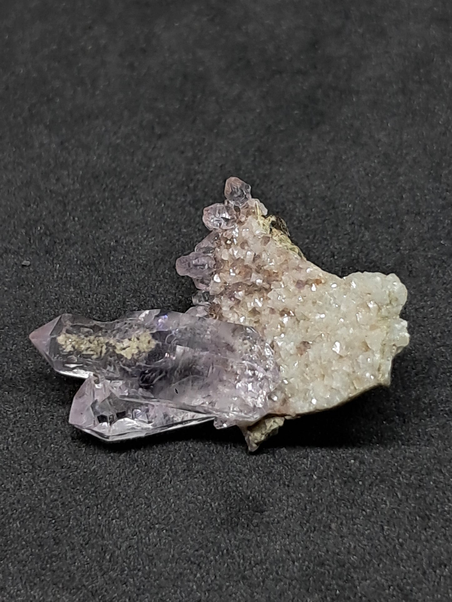 Cúmulo de cetro de amatista sobre base de calcedonia y mica Elestial (Karur) | Cúmulo de cristal | Piedra natural | Ejemplar mineral n.° KA99