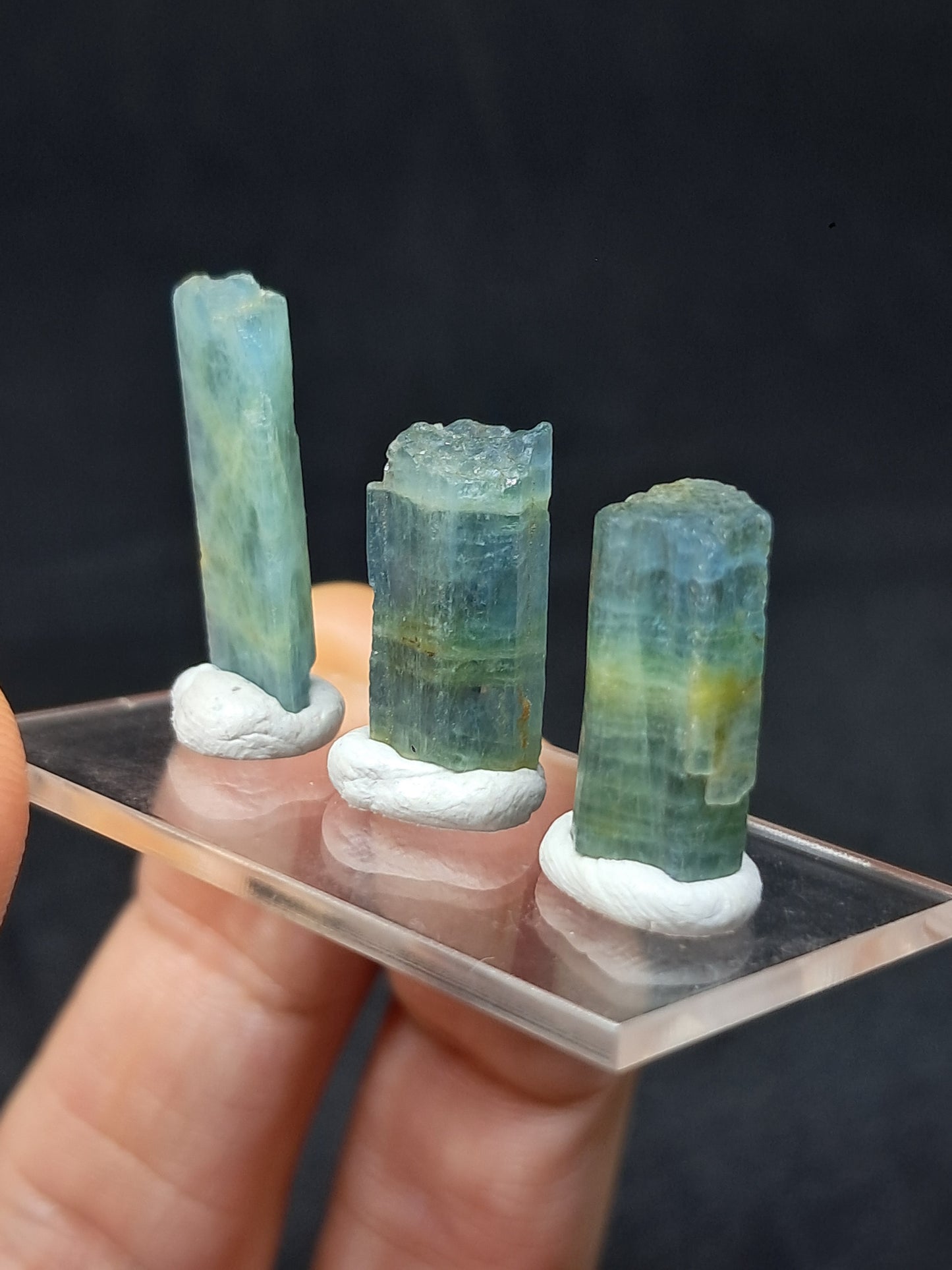 Conjunto de 3 Aguamarinas (Karur) Cristales Hexagonales en Bruto | Ejemplar Mineral n.° AQM31