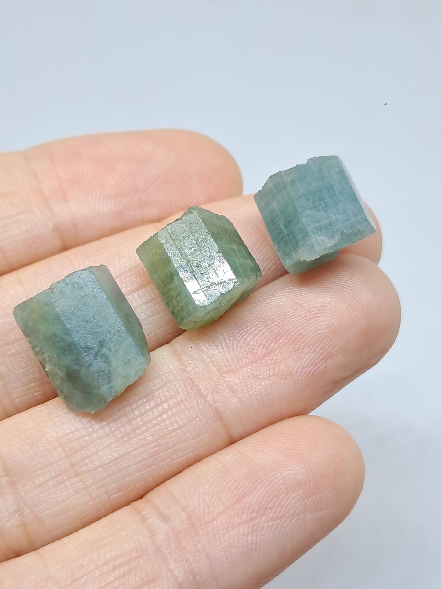 Conjunto de 3 Aguamarinas (Karur) Cristales Hexagonales en Bruto | Ejemplar Mineral n.° AQM29