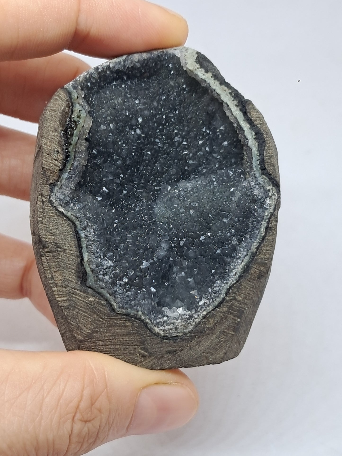 Calcedonia negra en geoda de basalto (Nashik) | Cristal natural | Rocas #BC17