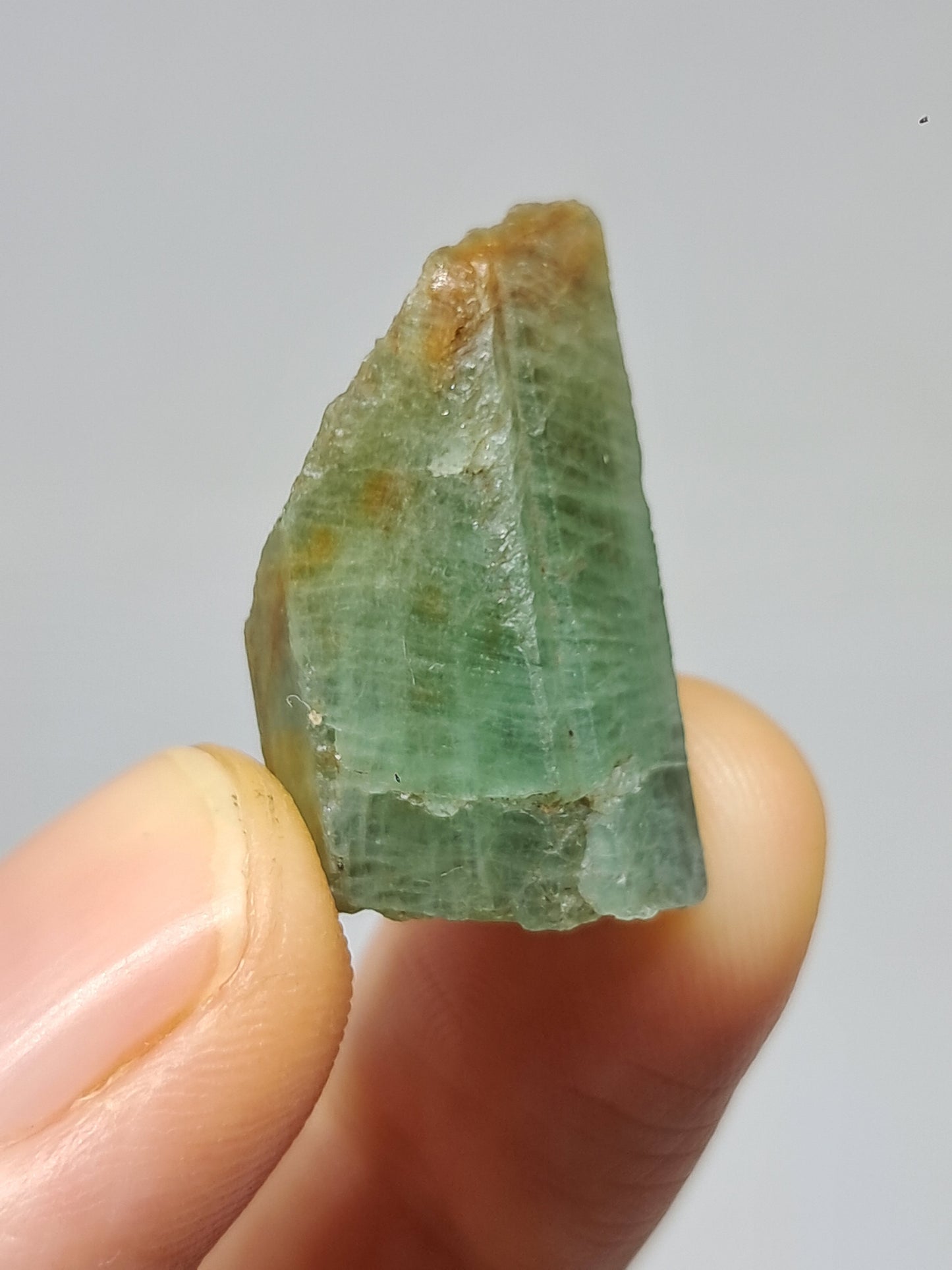 Aguamarina (Karur) Cristal hexagonal en bruto | Ejemplar mineral n.° AQM22