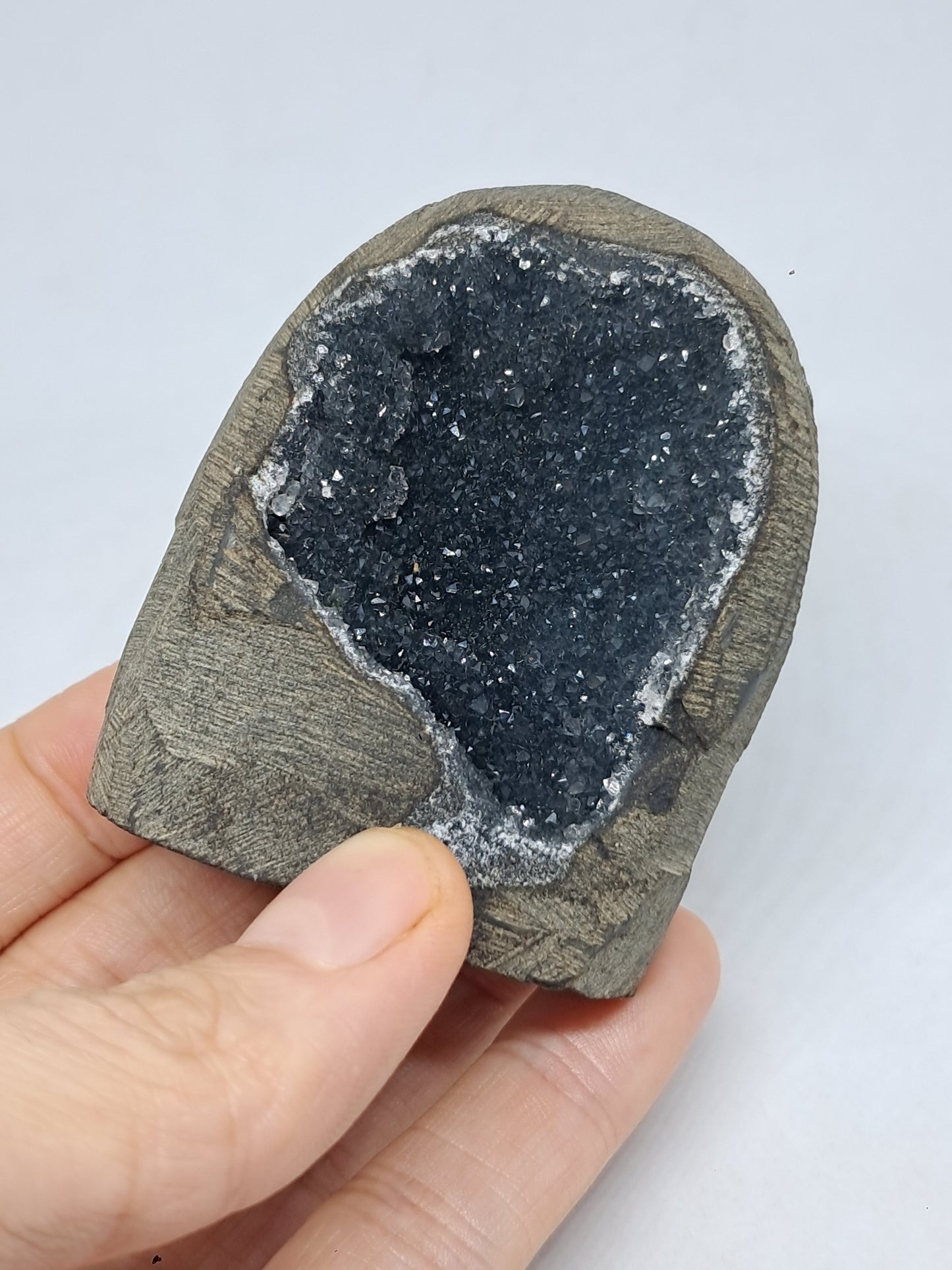 Calcedonia negra en geoda de basalto (Nashik) | Cristal natural | Ejemplar mineral n.° BC11