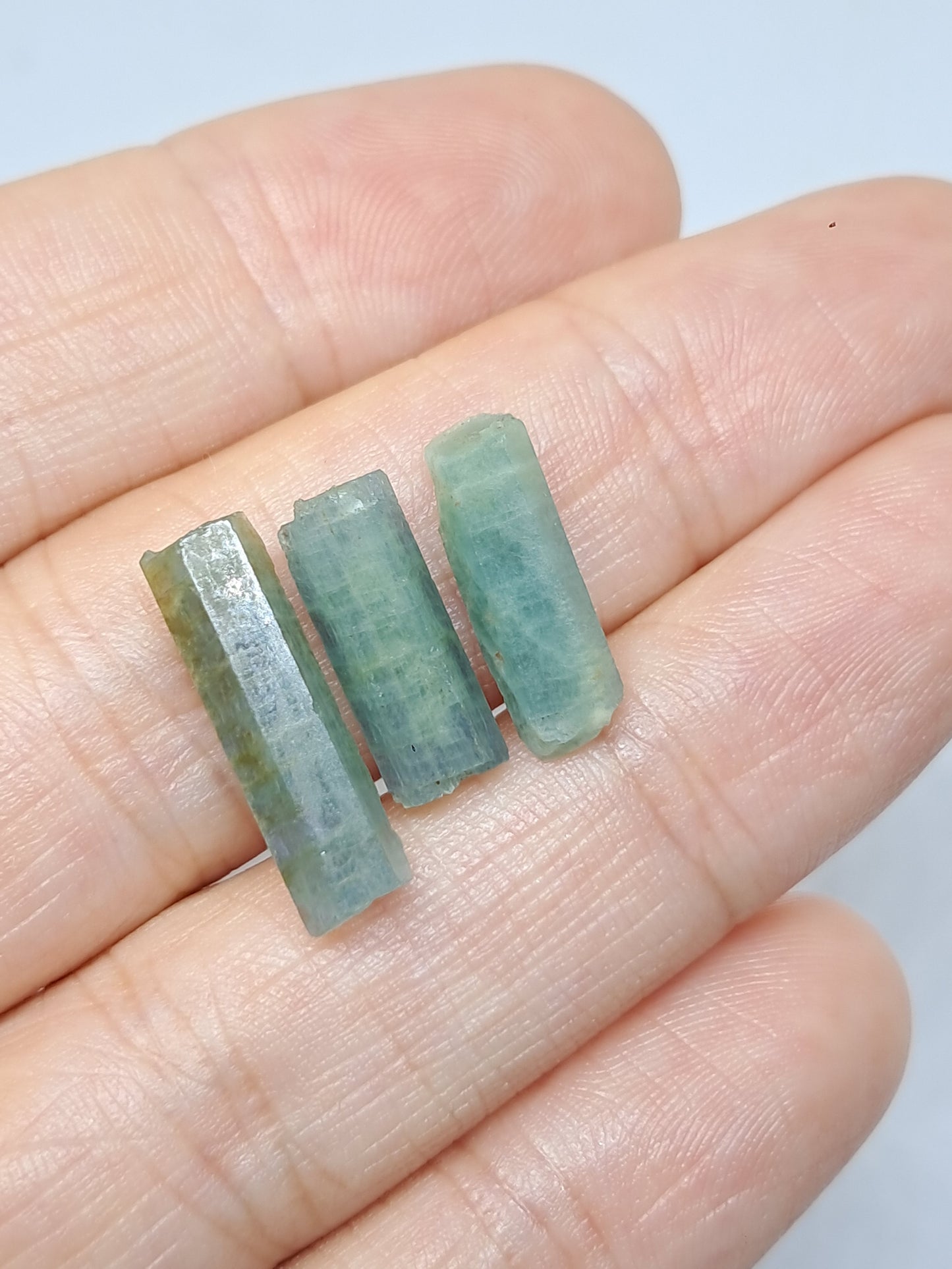 Conjunto de 3 Aguamarinas (Karur) Cristales Hexagonales en Bruto | Ejemplar Mineral n.° AQM35