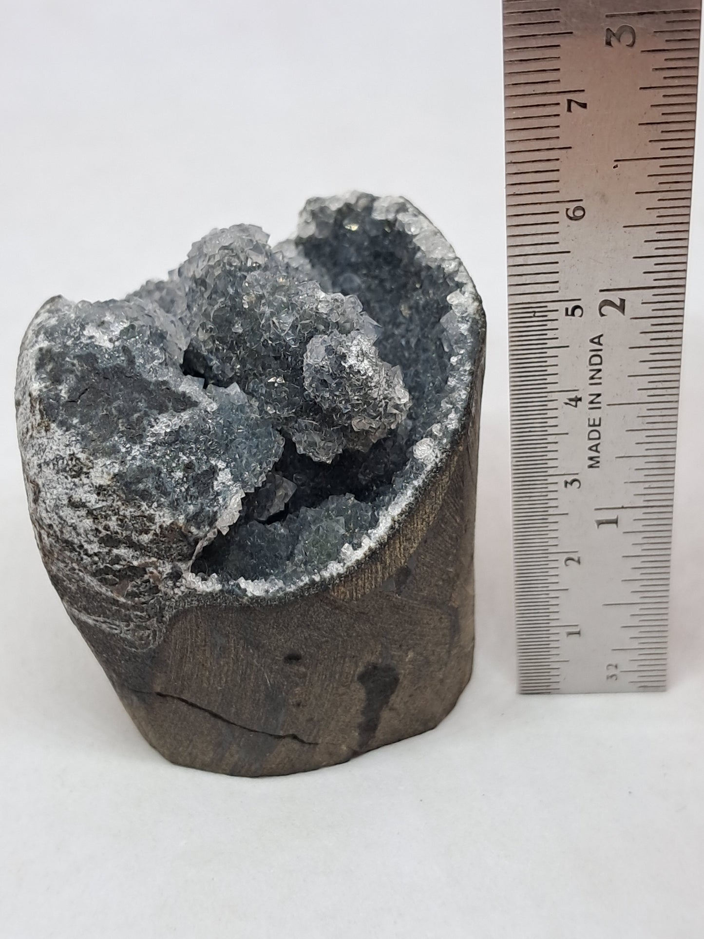 Calcedonia negra en geoda de basalto (Nashik) | Cristal natural | Ejemplar mineral n.° BC15
