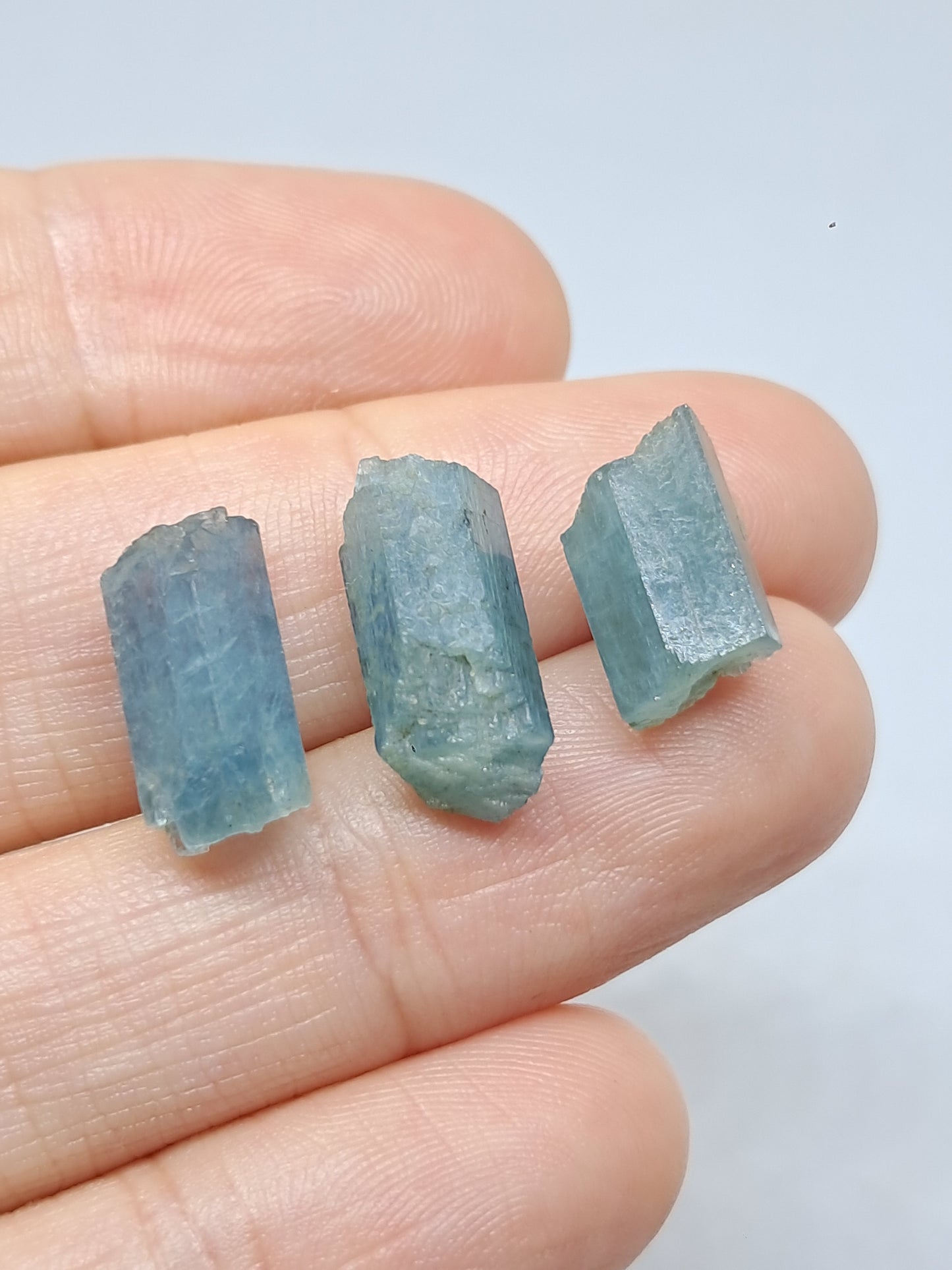 Conjunto de 3 Aguamarinas (Karur) Cristales Hexagonales en Bruto | Ejemplar Mineral n.° AQM28
