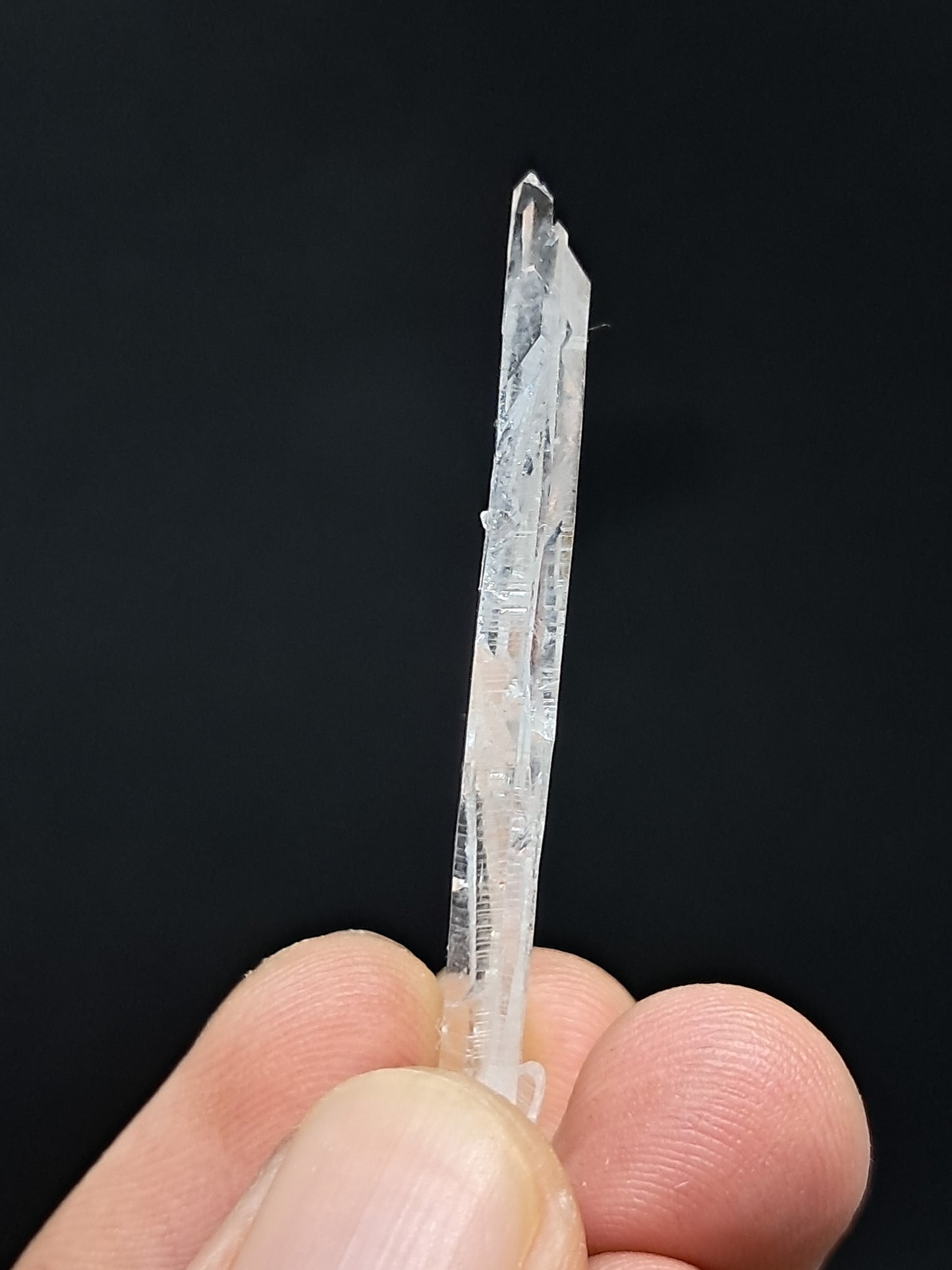 Punta natural de cuarzo tabular claro desvanecido (Santander, Colombia) | Ejemplar mineral n.° COQ22