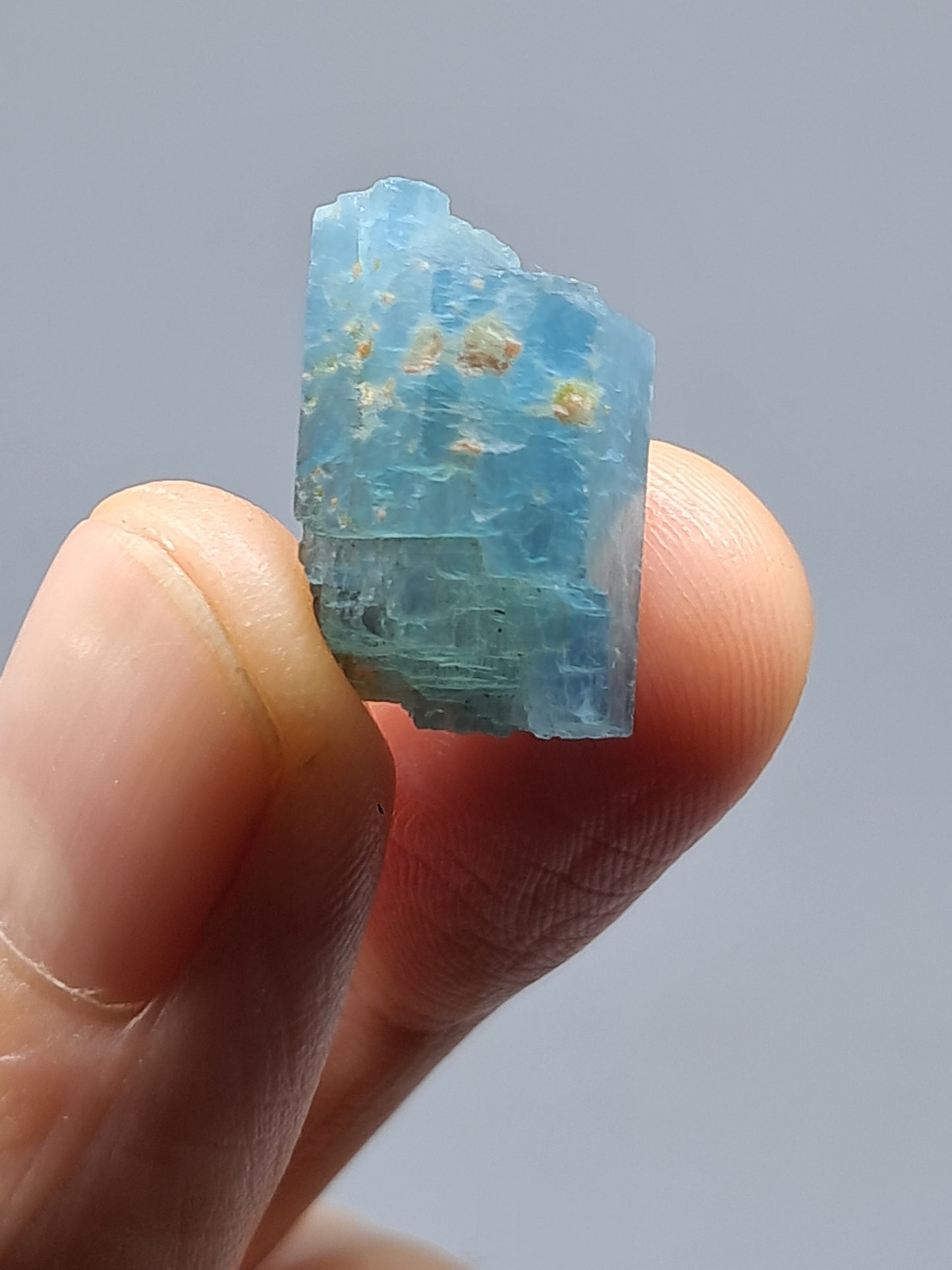 Aguamarina de alta calidad (Karur) en bruto, cristal hexagonal | Ejemplar mineral n.° AQM15