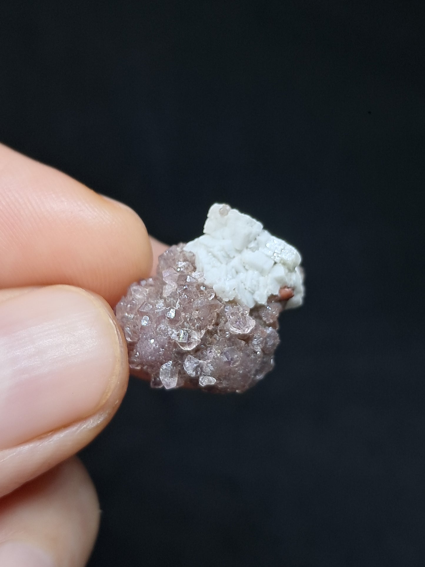 Cúmulo de amatista drusa sobre matriz de feldespato (Karur) | Cristal en bruto | Piedra natural | Ejemplar mineral n.° KA112