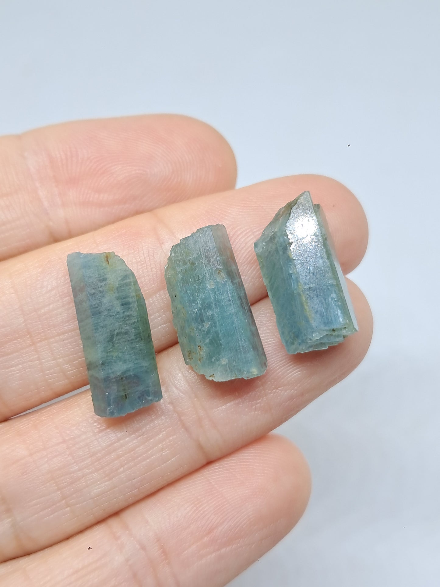 Conjunto de 3 Aguamarinas (Karur) Cristales Hexagonales en Bruto | Ejemplar Mineral n.° AQM26