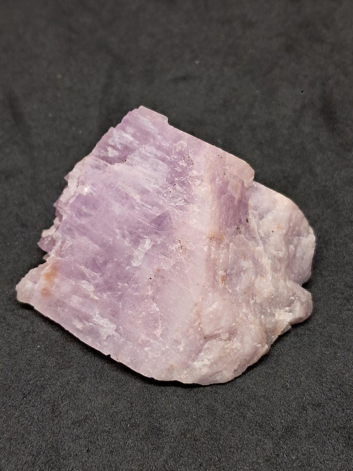 Cristal de kunzita en bruto (Madagascar), piedra natural en bruto | Espécimen de espodumena n.° KZ2