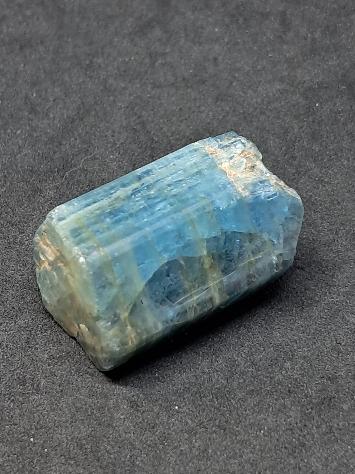 Aguamarina de alta calidad (Karur) en bruto, cristal hexagonal | Ejemplar mineral n.° AQM17