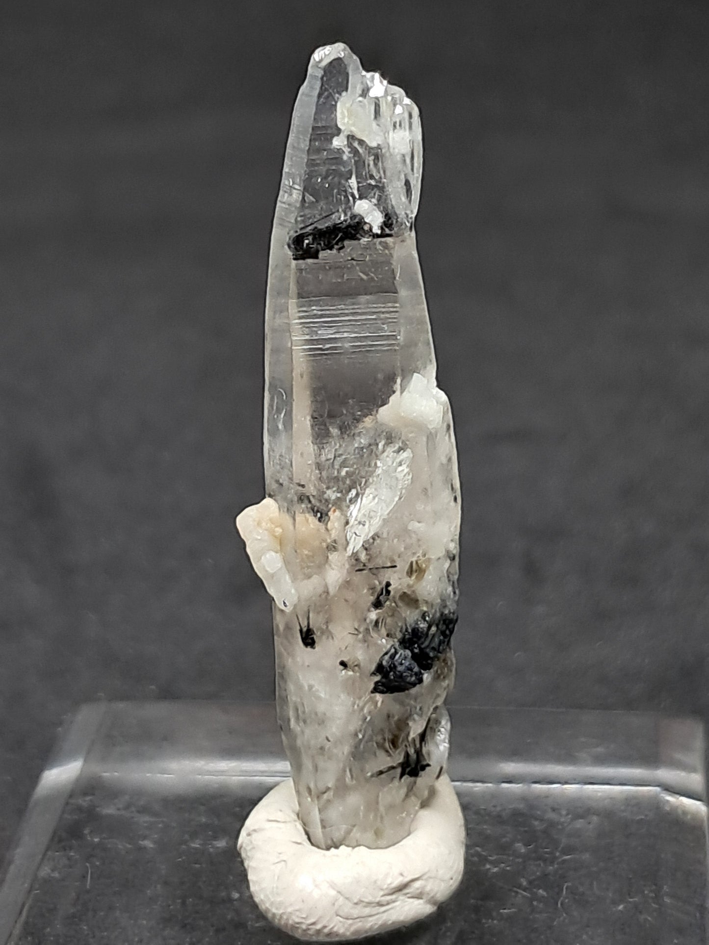 Punta de cristal de cuarzo turmalinado (karur), piedra natural | Ejemplar mineral n.° TQ28