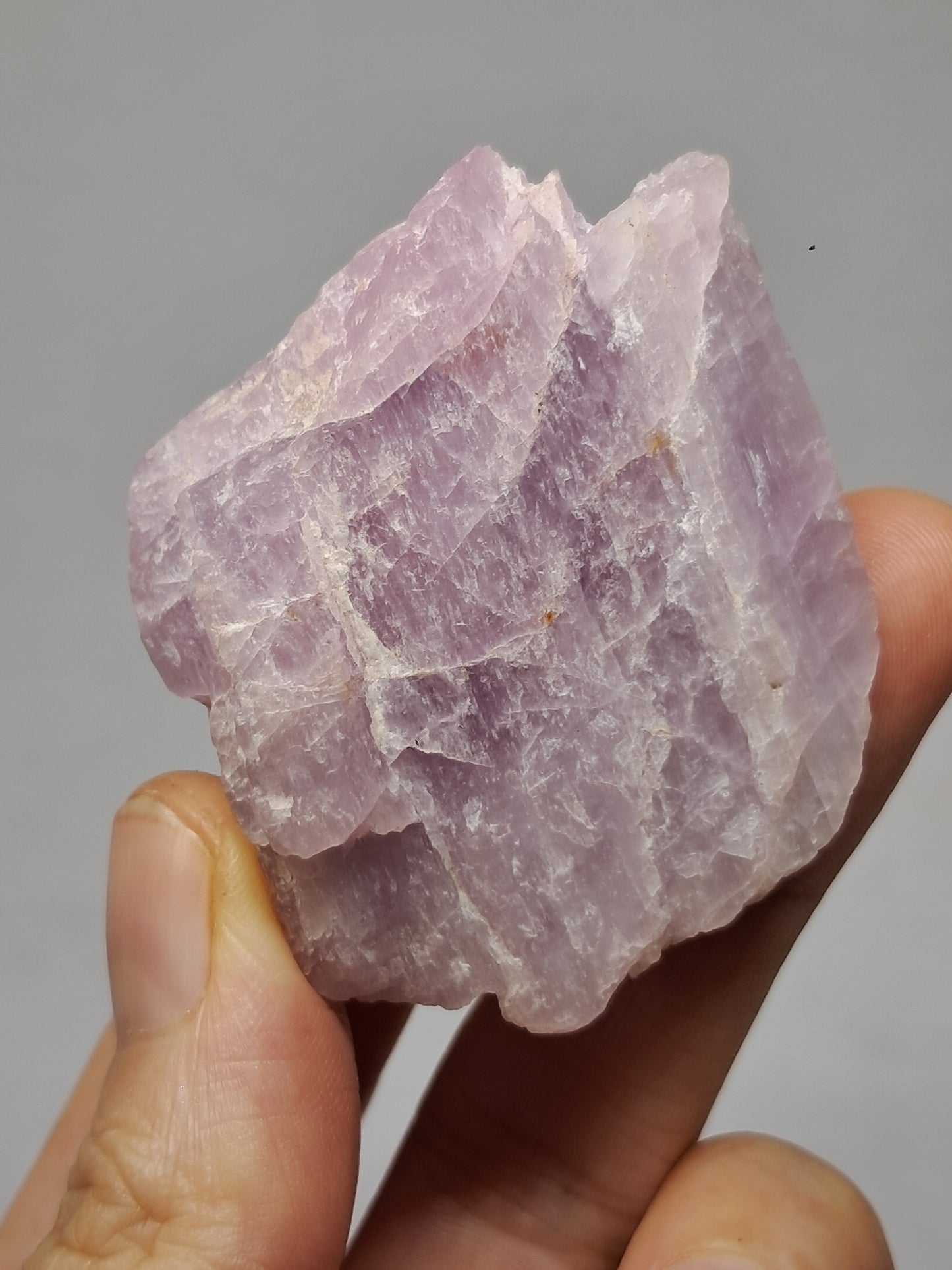 Cristal de kunzita en bruto (Madagascar), piedra natural en bruto | Espécimen de espodumena n.° KZ2