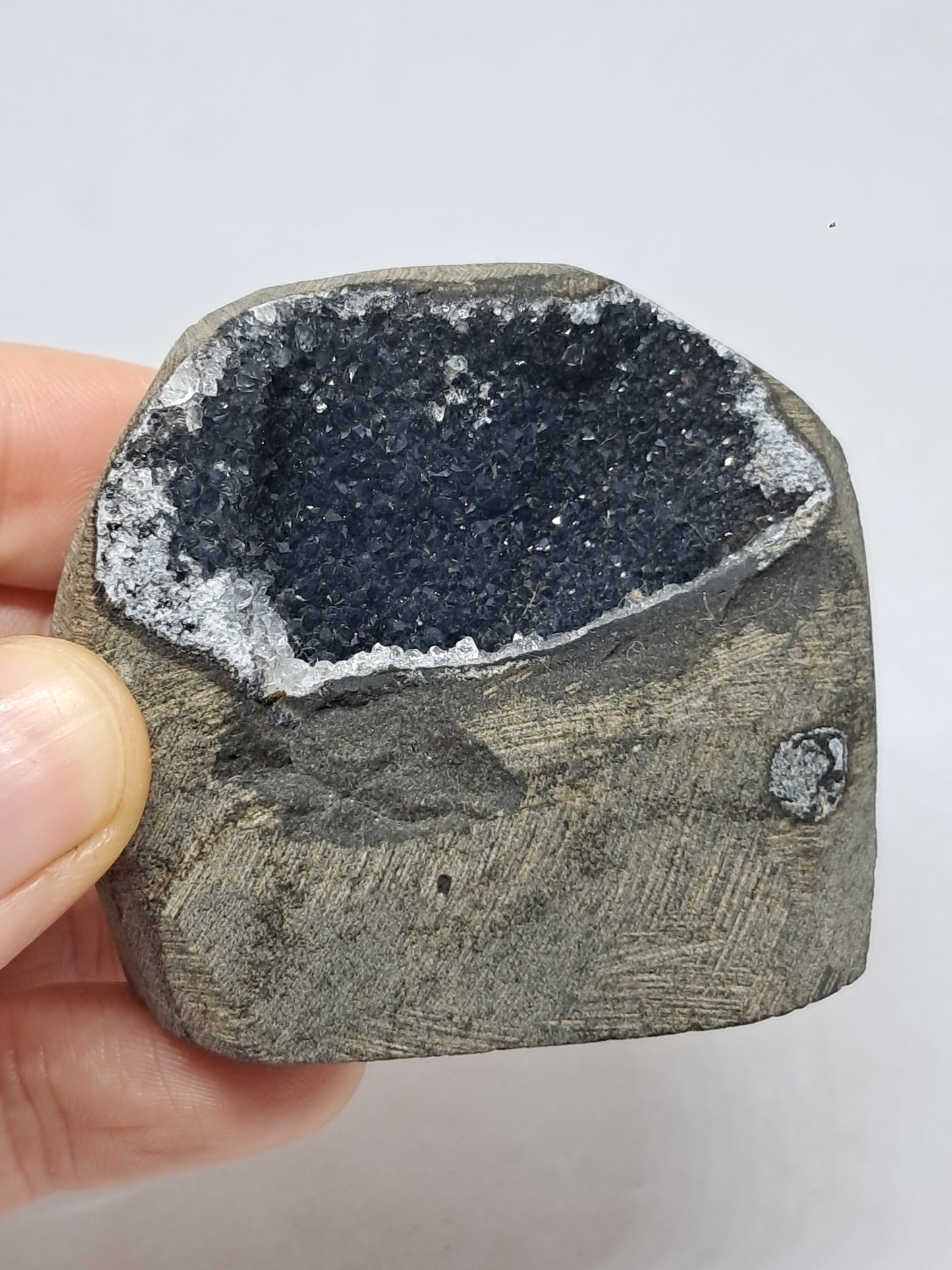 Calcedonia negra en geoda de basalto (Nashik) | Cristal natural | Ejemplar mineral n.° BC19