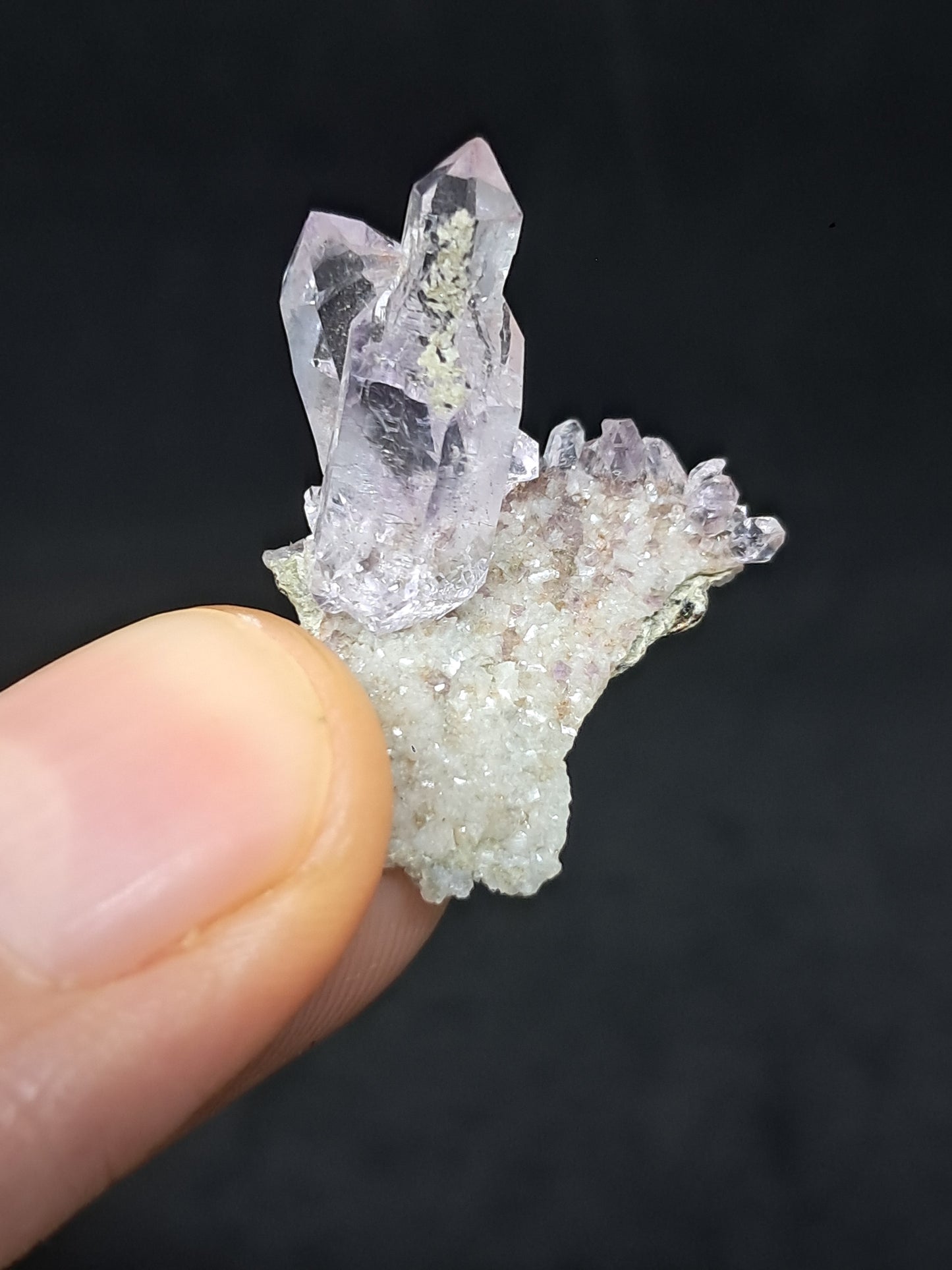 Cúmulo de cetro de amatista sobre base de calcedonia y mica Elestial (Karur) | Cúmulo de cristal | Piedra natural | Ejemplar mineral n.° KA99