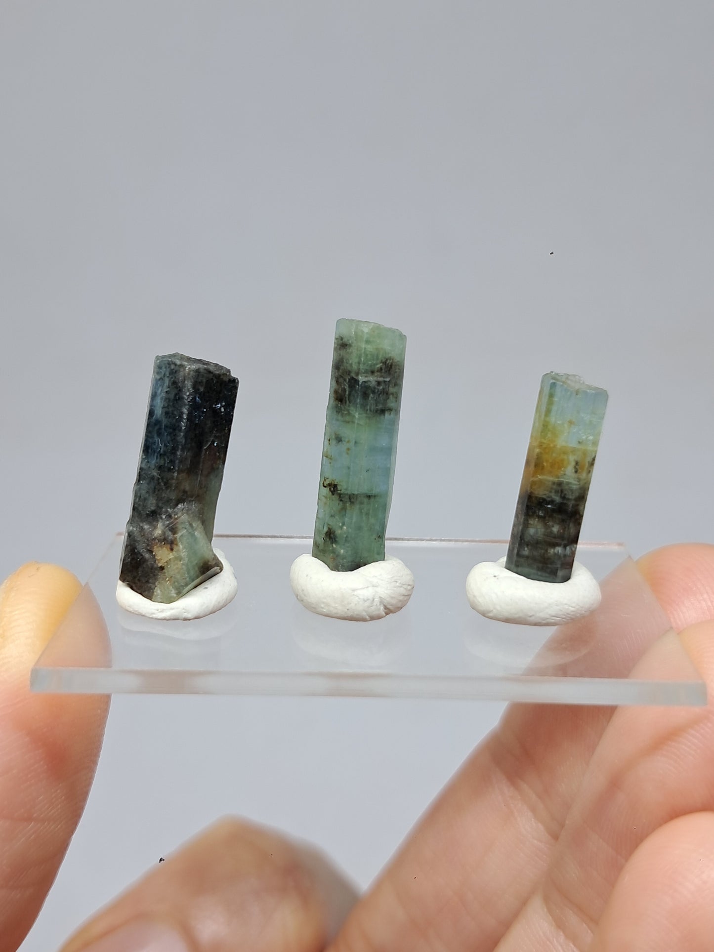 Conjunto de 3 Aguamarinas (Karur) Cristales Hexagonales en Bruto | Ejemplar Mineral n.° AQM37
