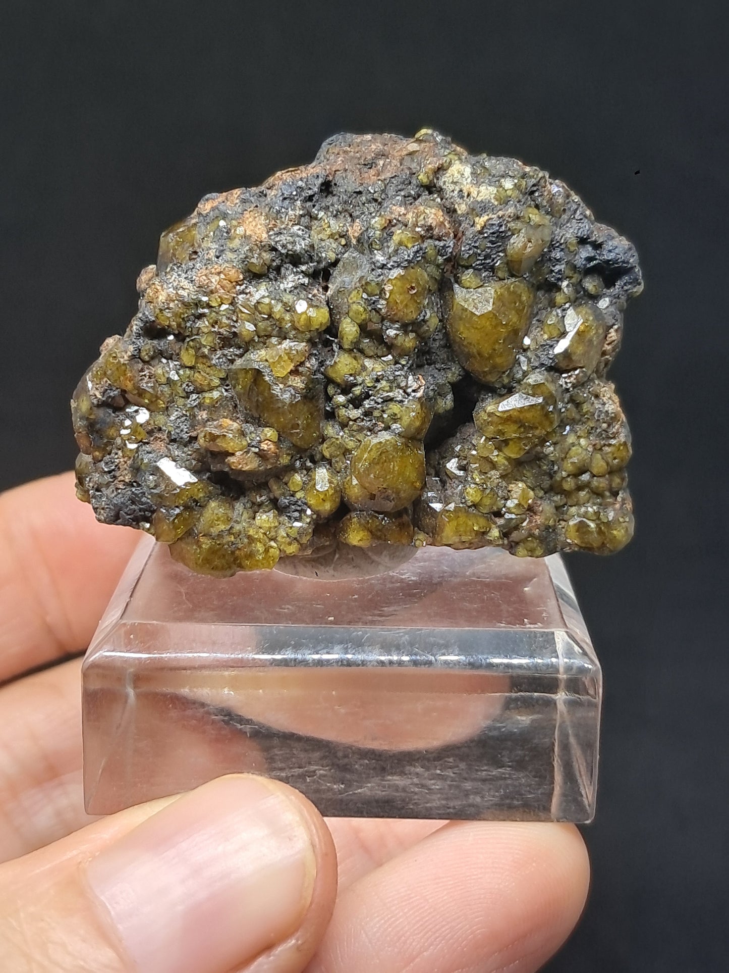 Cúmulo de granate verde en matriz (México) | Cristal en bruto | Ejemplar mineral n.° GR16