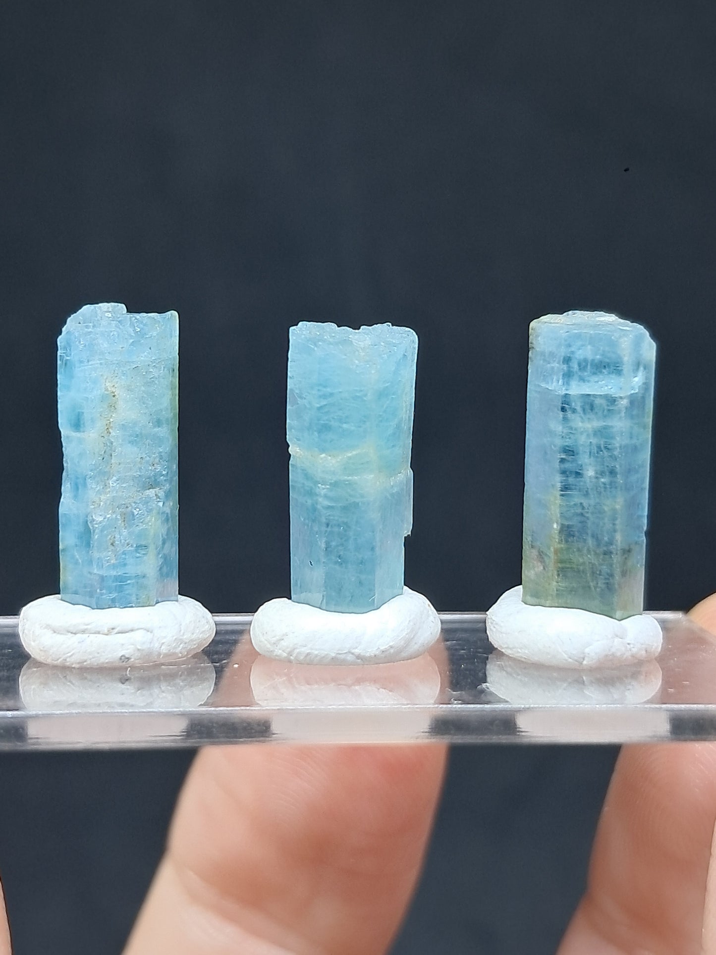Conjunto de 3 Aguamarinas (Karur) Cristales Hexagonales en Bruto | Ejemplar Mineral n.° AQM27