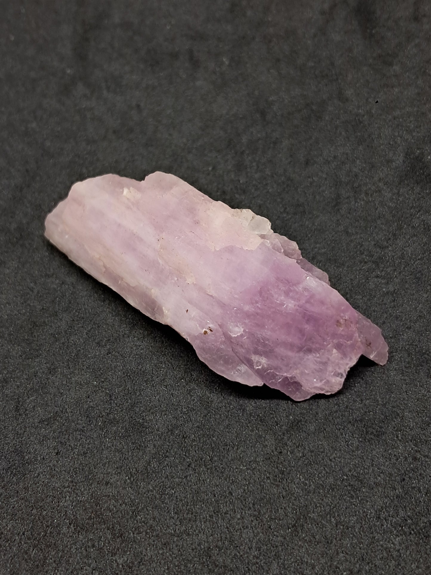 Cristal de kunzita en bruto (Madagascar), piedra natural en bruto | Espécimen de espodumena n.° KZ3