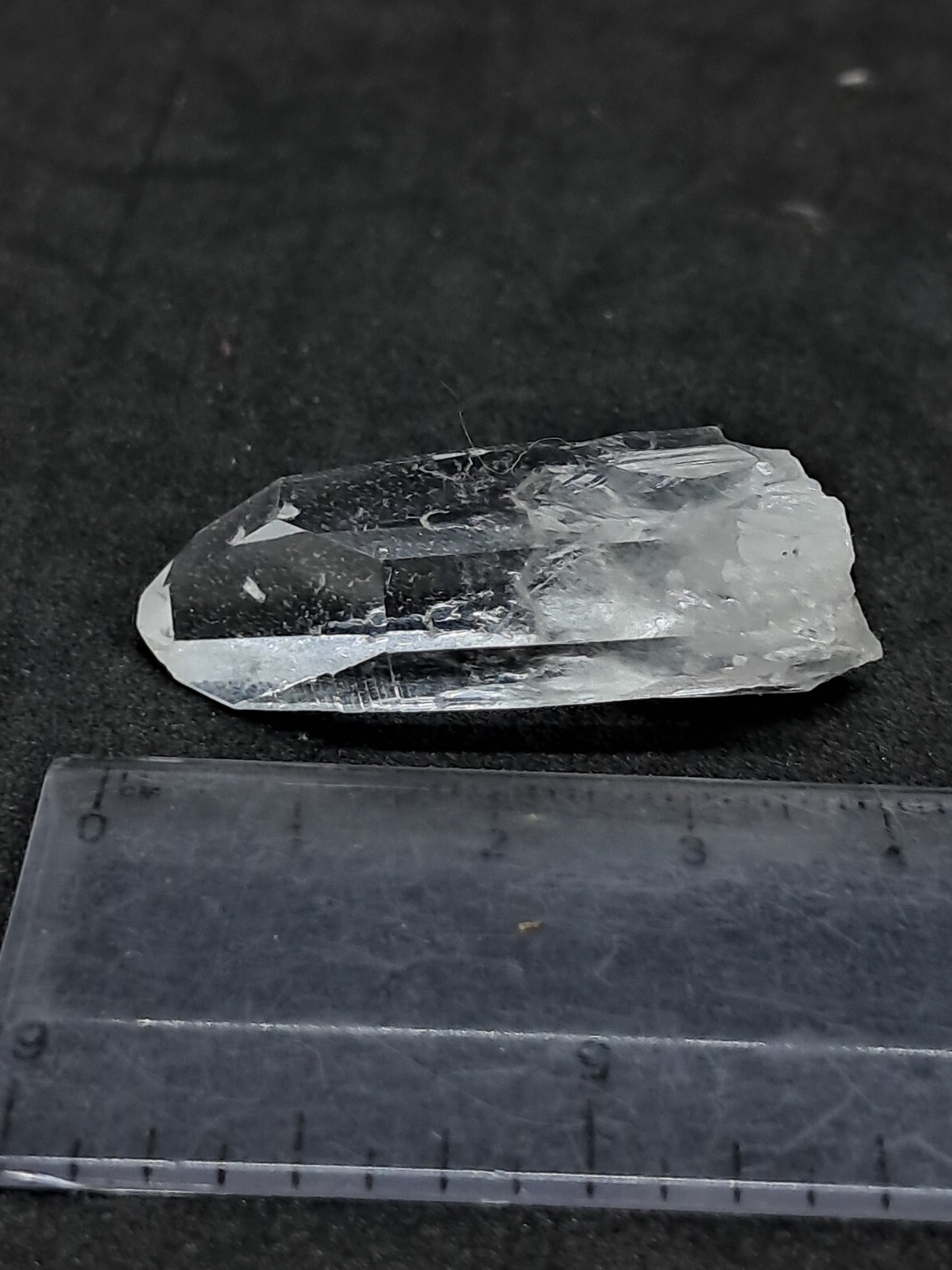 Cristal prismático de cuarzo transparente (Santander, Colombia) Punta natural | Ejemplar mineral n.° COQ24