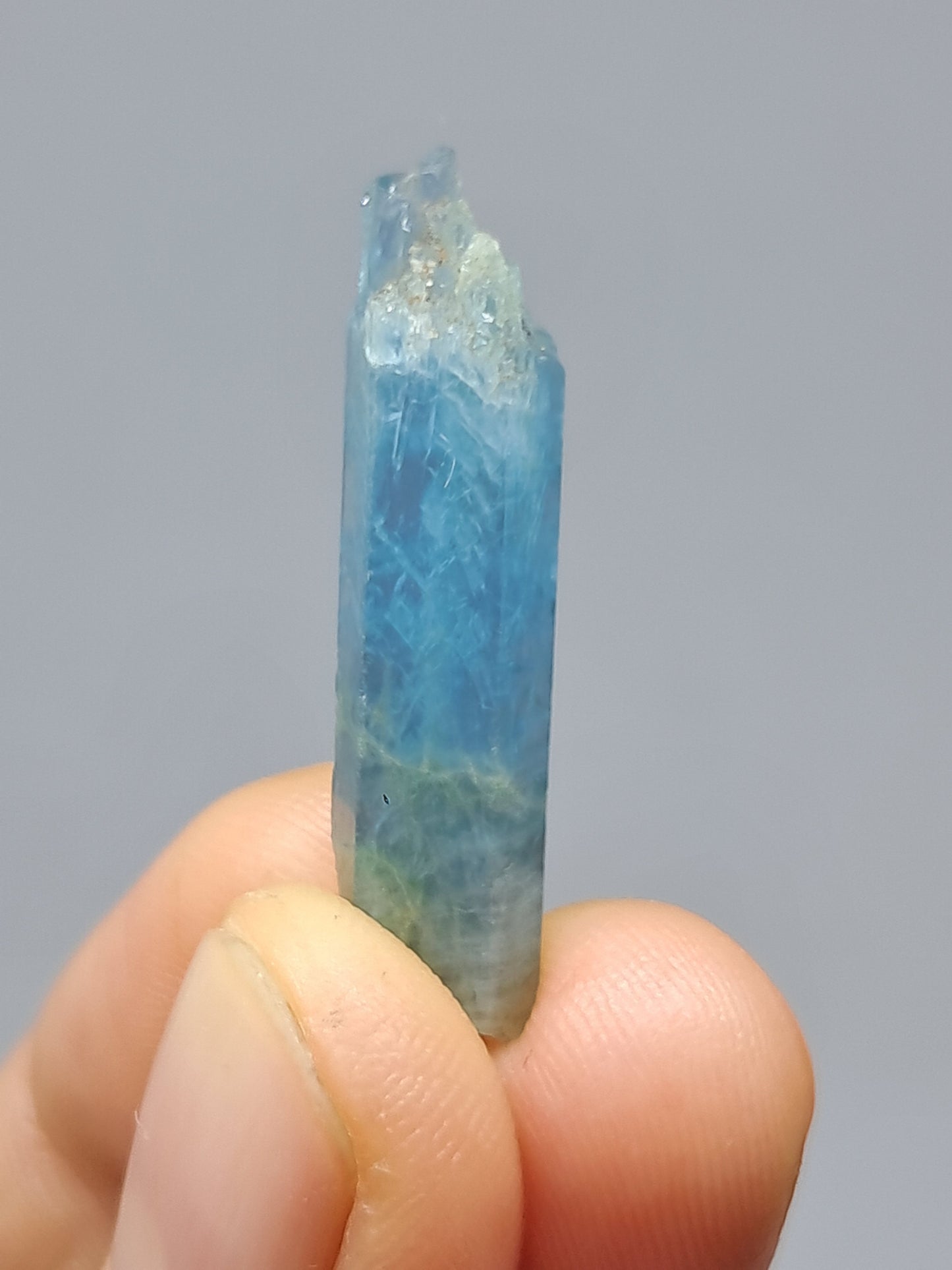 Aguamarina de alta calidad (Karur) en bruto, cristal hexagonal | Ejemplar mineral n.° AQM18