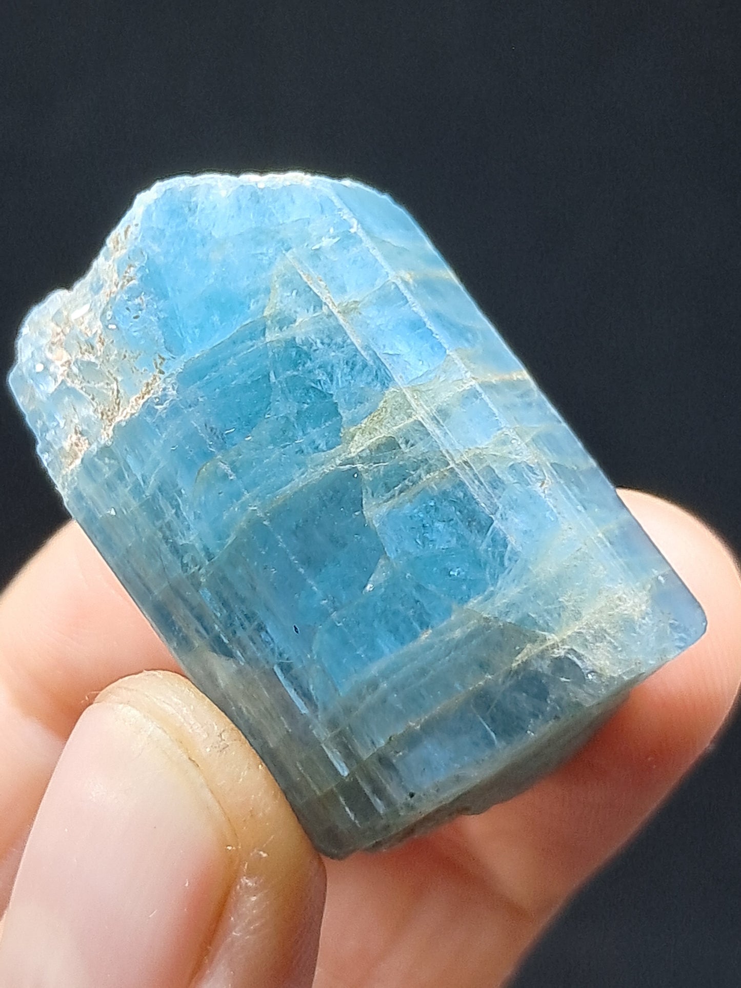 Aguamarina de alta calidad (Karur) en bruto, cristal hexagonal | Ejemplar mineral n.° AQM17