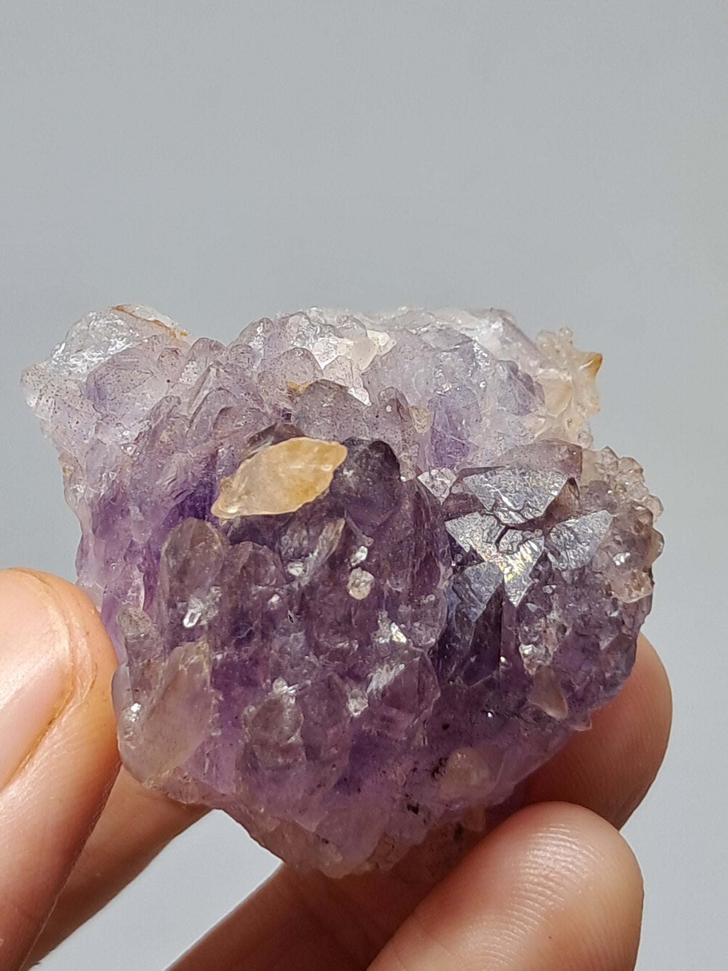 Amatista en forma de cetro con calcita reactiva a los rayos UV (Karur) | Cristal en bruto | Piedra natural | Ejemplar mineral n.° KA131