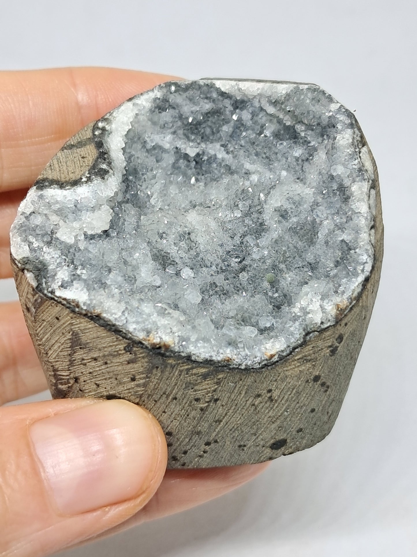 Cuarzo sobre calcedonia negra en geoda de basalto (Nashik) | Cristal natural | Ejemplar mineral n.° BC14