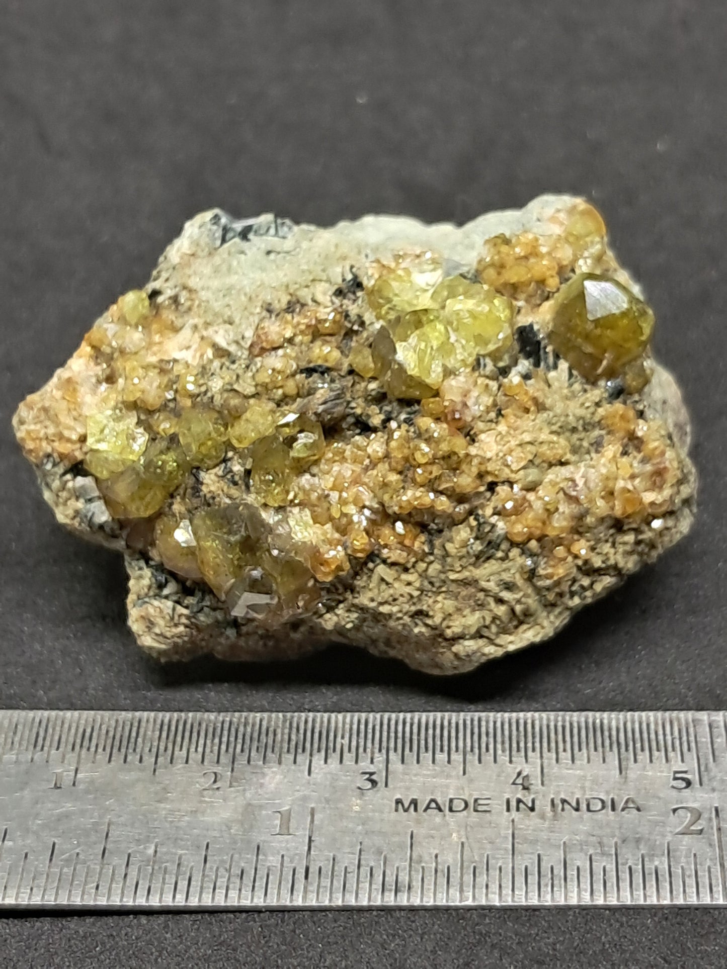 Cúmulo de granate verde en matriz (México) | Cristal en bruto | Ejemplar mineral n.° GR17