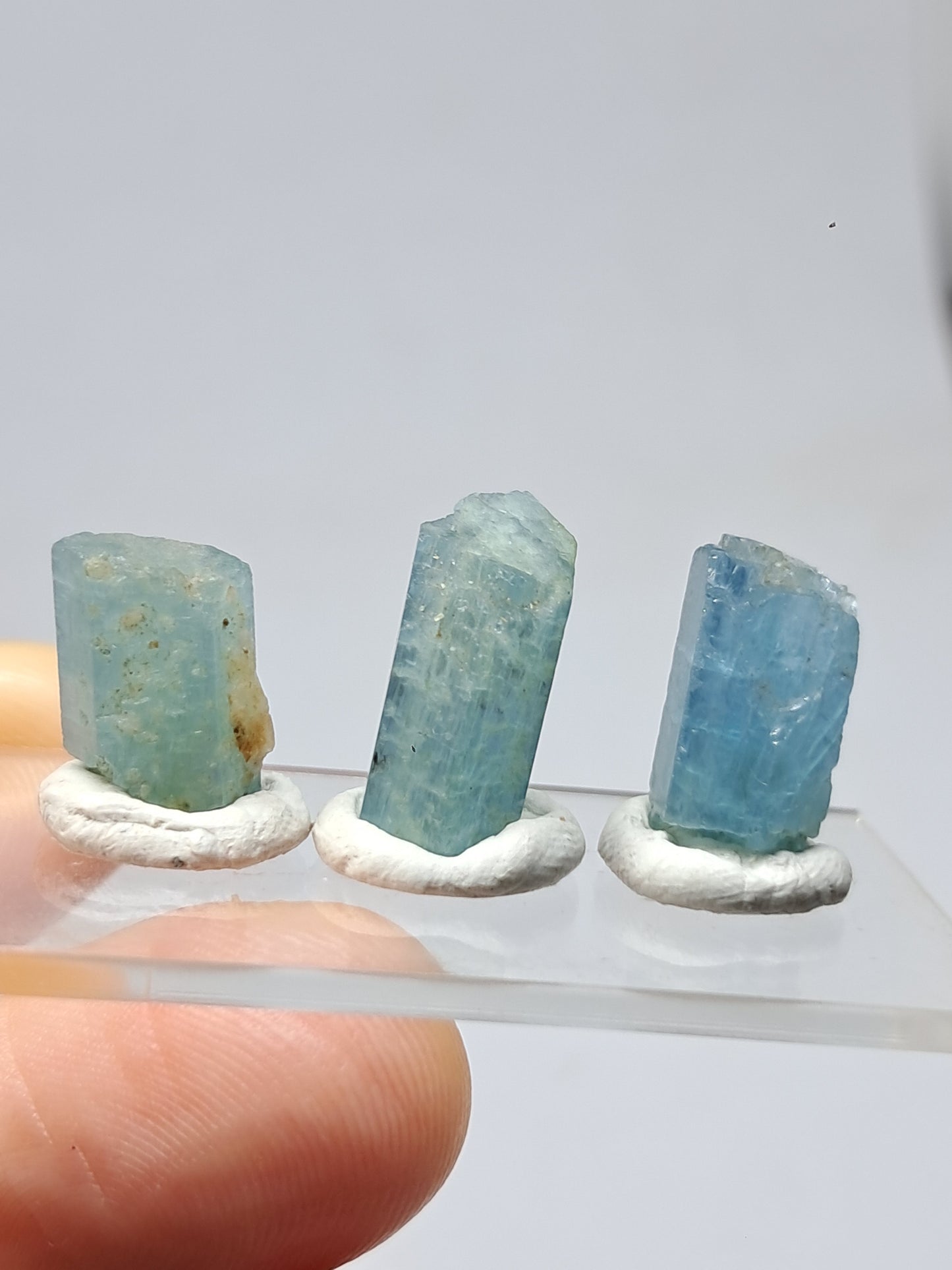Conjunto de 3 Aguamarinas (Karur) Cristales Hexagonales en Bruto | Ejemplar Mineral n.° AQM28
