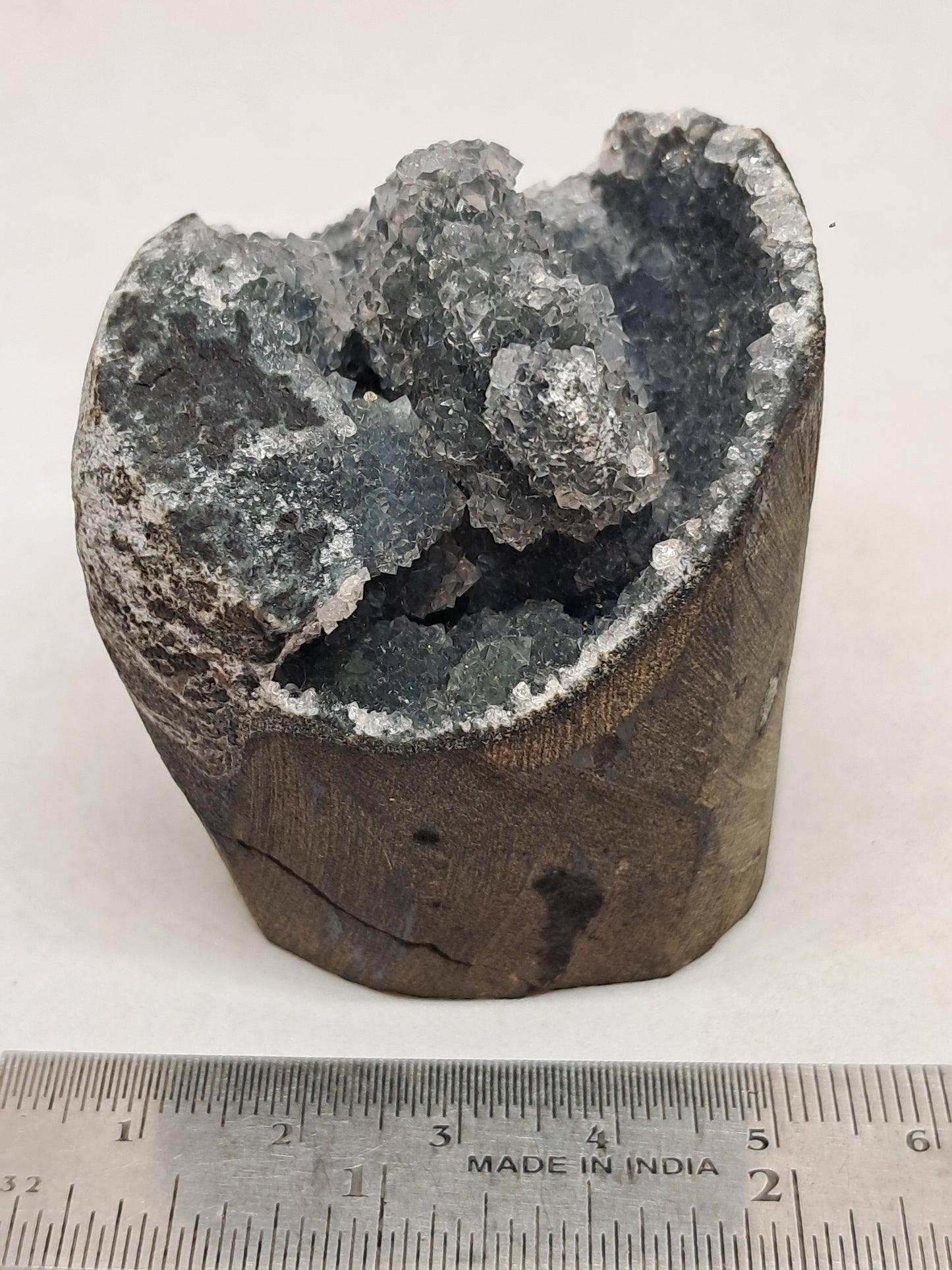Calcedonia negra en geoda de basalto (Nashik) | Cristal natural | Ejemplar mineral n.° BC15