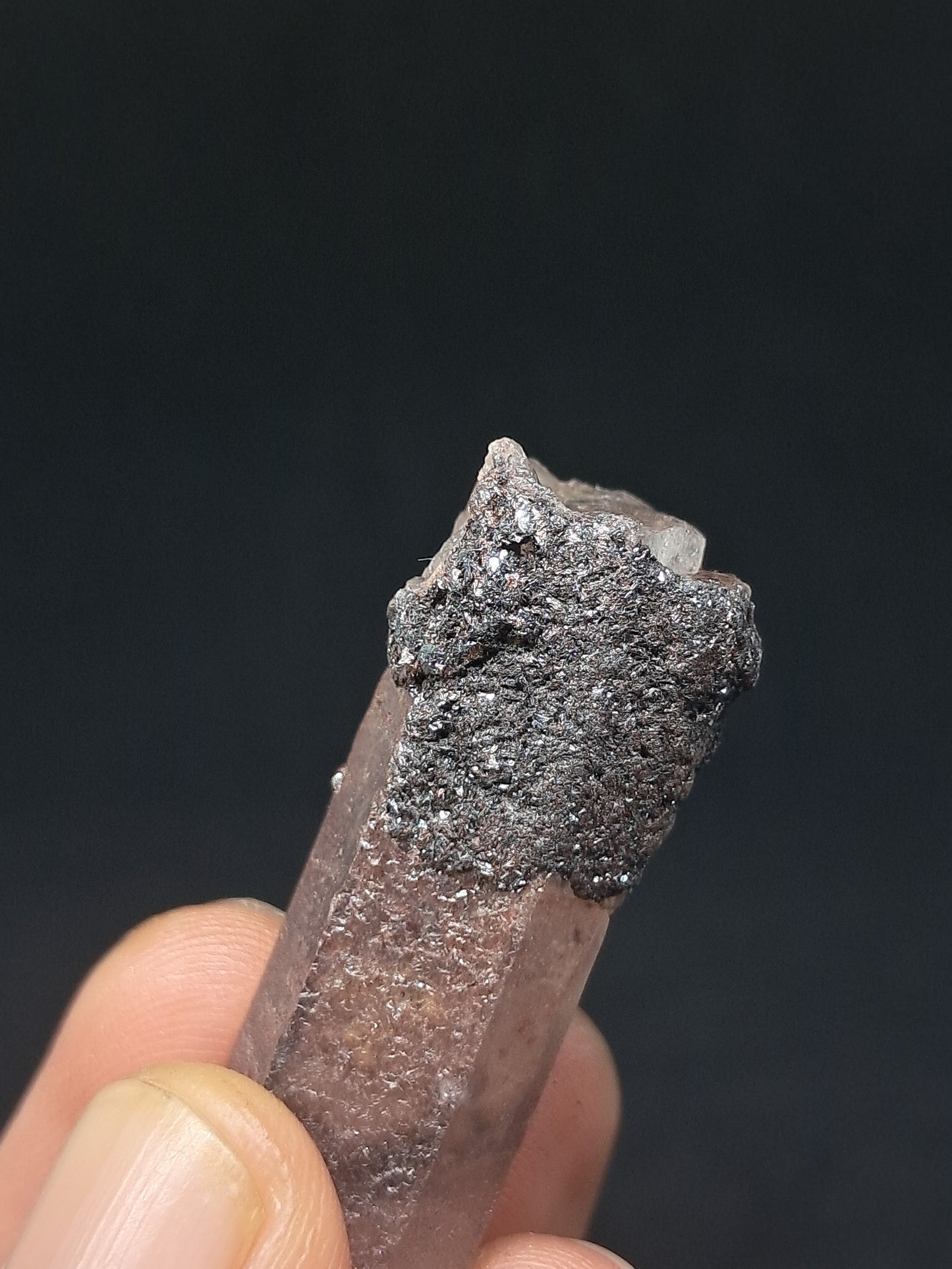 Cuarzo fantasma hematita (Telangana) con magnetita | Punta de cristal natural | Ejemplar mineral n.° HPQ34