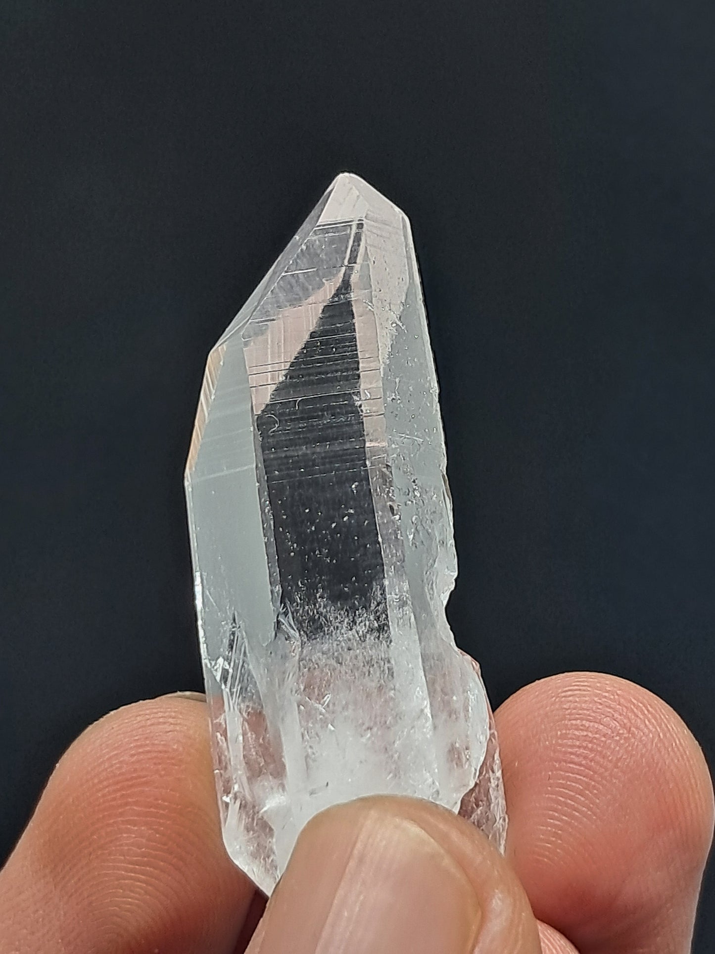 Cristal prismático de cuarzo transparente (Santander, Colombia) Punta natural | Ejemplar mineral n.° COQ24