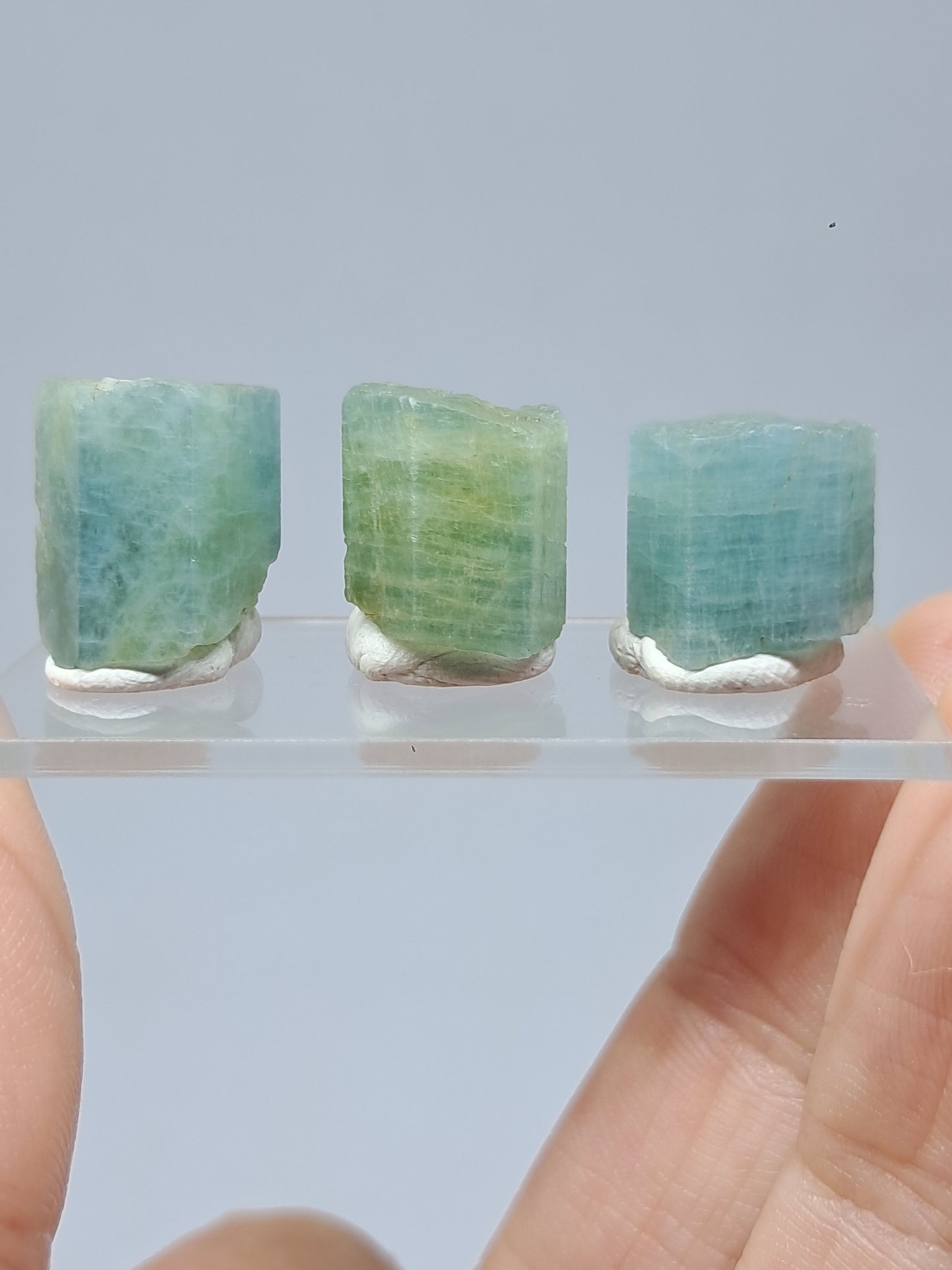 Conjunto de 3 Aguamarinas (Karur) Cristales Hexagonales en Bruto | Ejemplar Mineral n.° AQM29