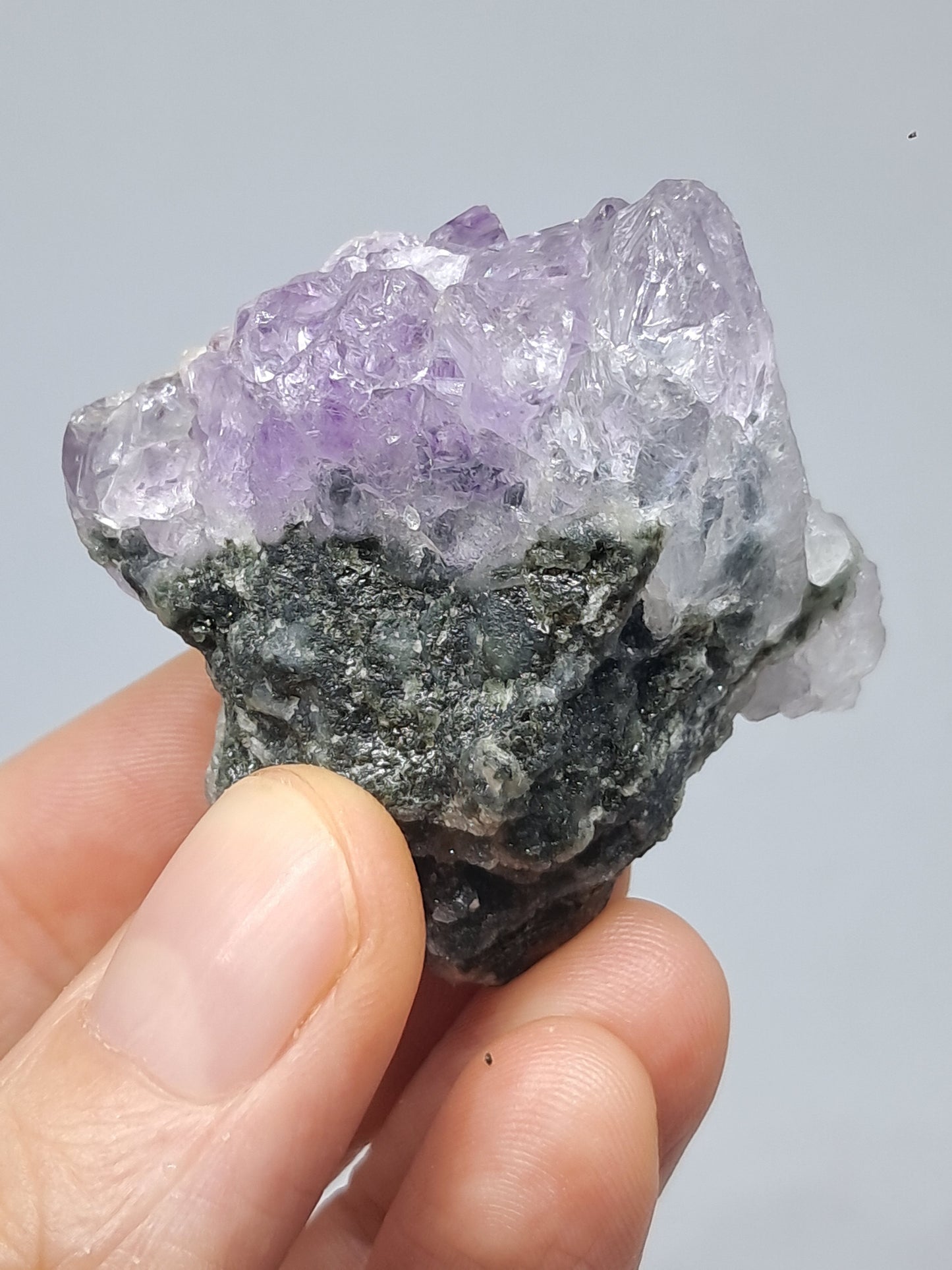 Amatista Elestial sobre matriz de hematita, goethita y calcedonia (Karur) | Cúmulo de cristales | Piedra natural | Ejemplar mineral n.° KA98