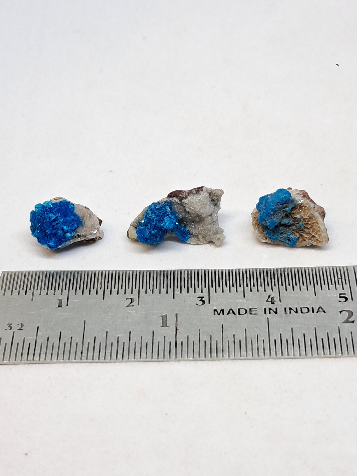 Conjunto de 3 pentagonitas pequeñas en matriz de heulandita (wagholi) en bruto | Cristal natural | Ejemplar mineral raro n.° CV36