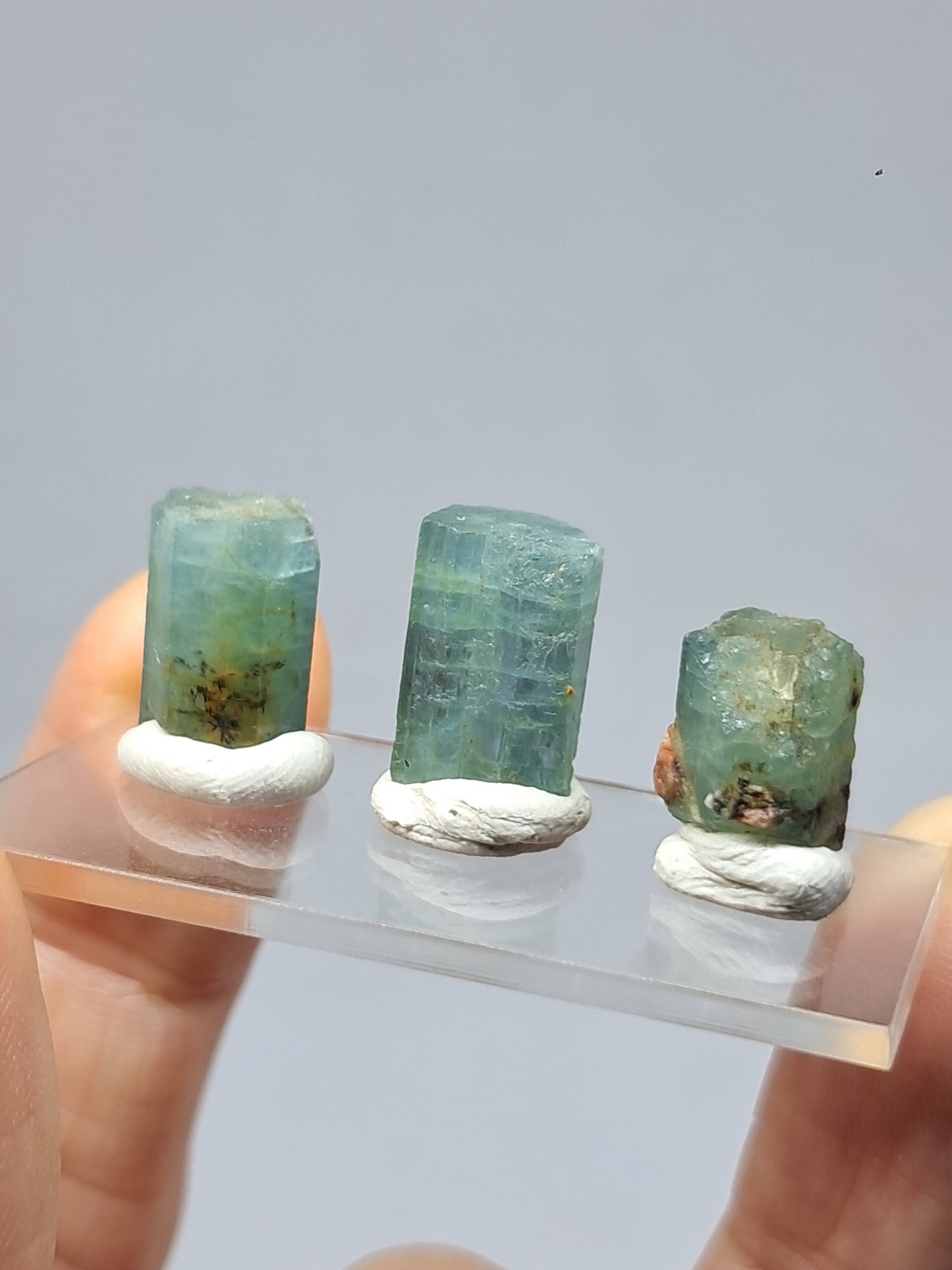 Conjunto de 3 Aguamarinas (Karur) Cristales Hexagonales en Bruto | Ejemplar Mineral n.° AQM38