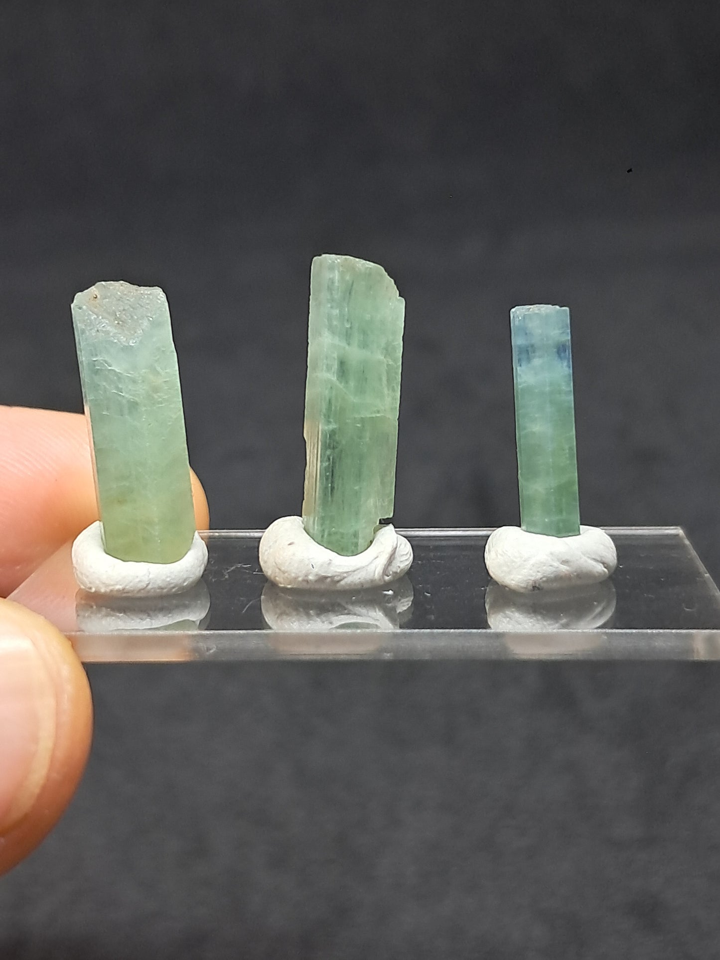 Conjunto de 3 Aguamarinas (Karur) Cristales Hexagonales en Bruto | Ejemplar Mineral n.° AQM34