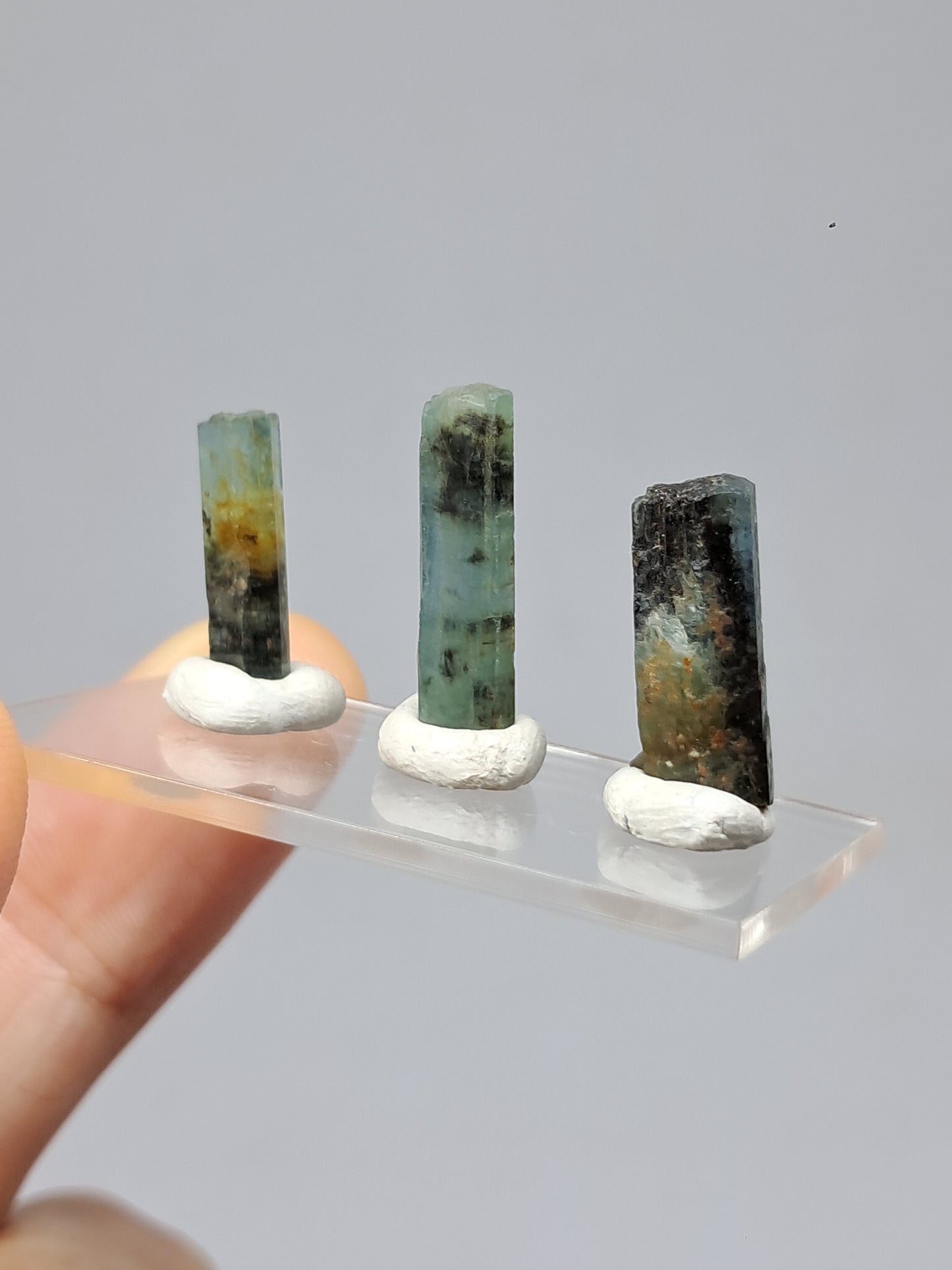 Conjunto de 3 Aguamarinas (Karur) Cristales Hexagonales en Bruto | Ejemplar Mineral n.° AQM37