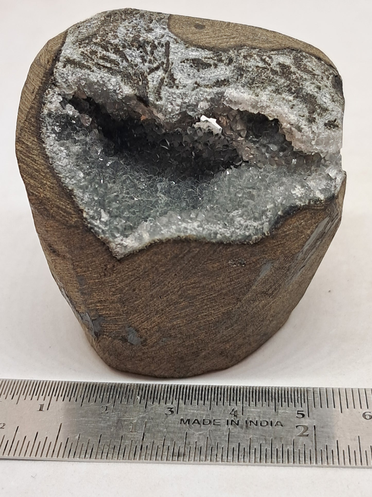Calcedonia negra en geoda de basalto (Nashik) | Cristal natural | Ejemplar mineral n.° BC20