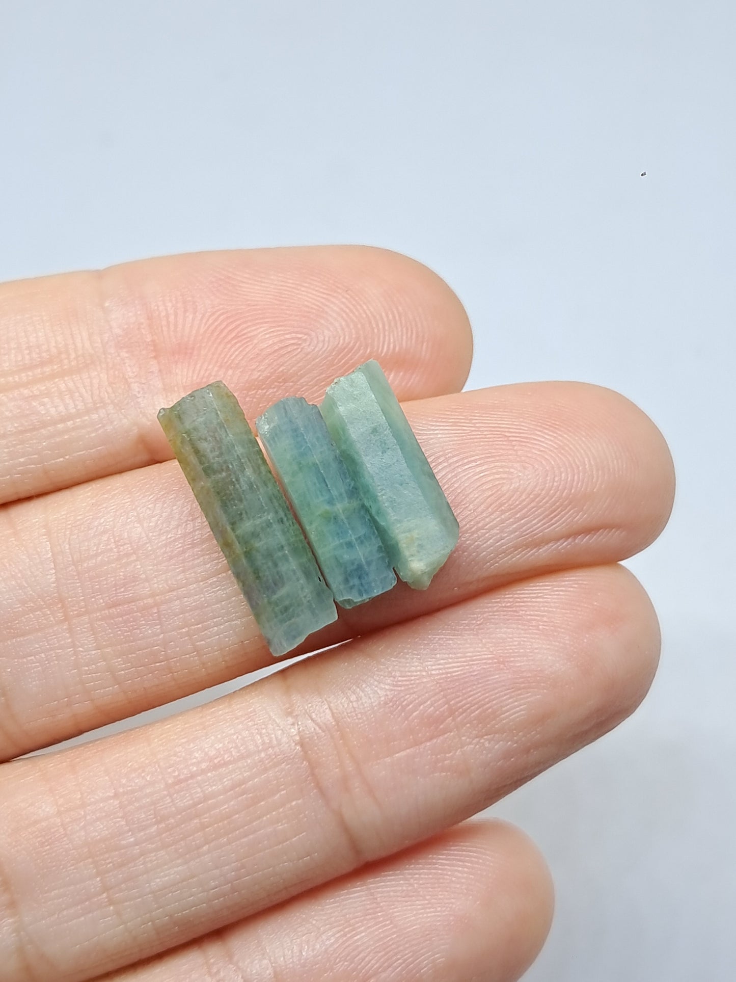 Conjunto de 3 Aguamarinas (Karur) Cristales Hexagonales en Bruto | Ejemplar Mineral n.° AQM35