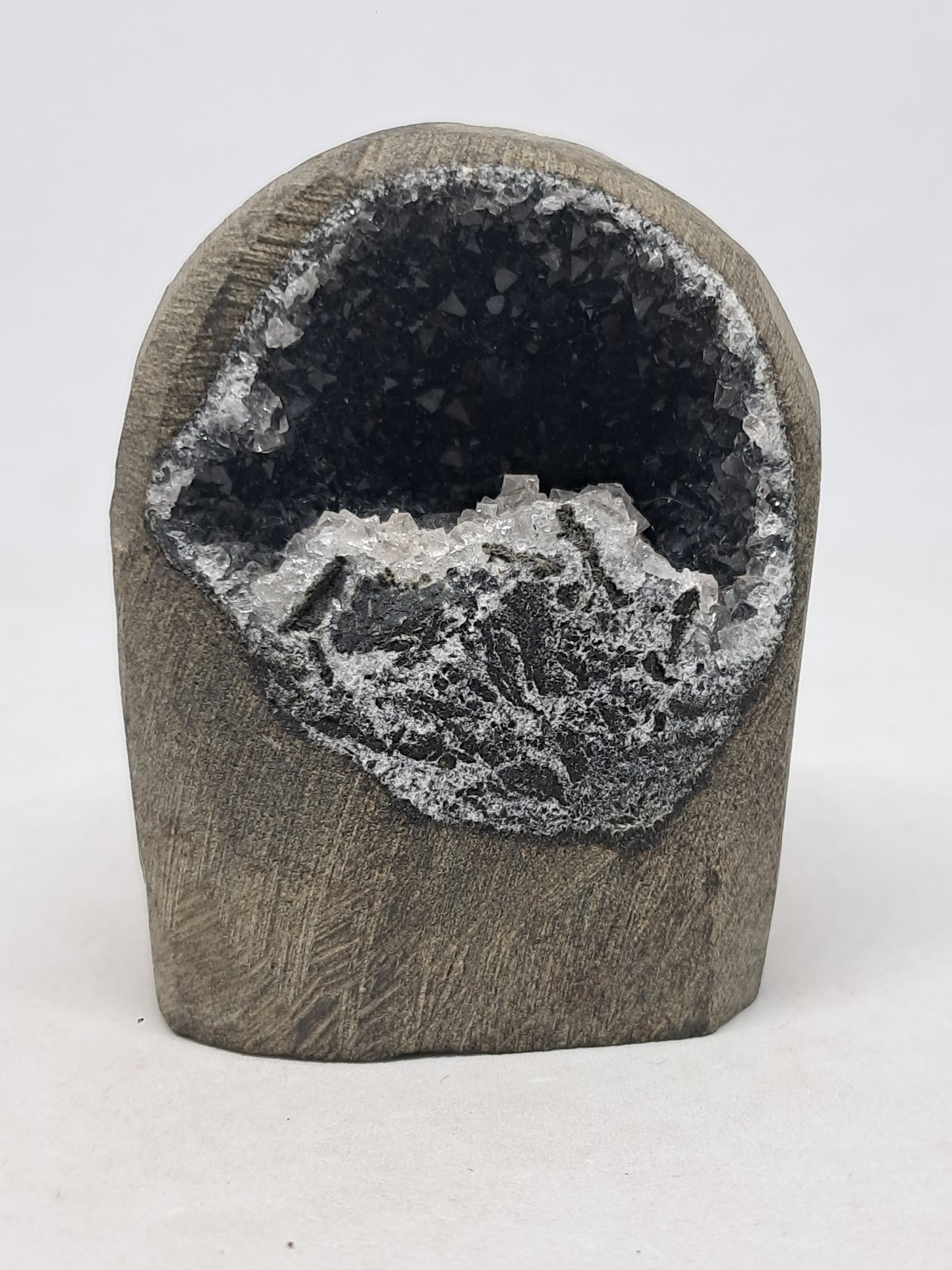 Calcedonia negra en geoda de basalto (Nashik) | Cristal natural | Ejemplar mineral n.° BC21