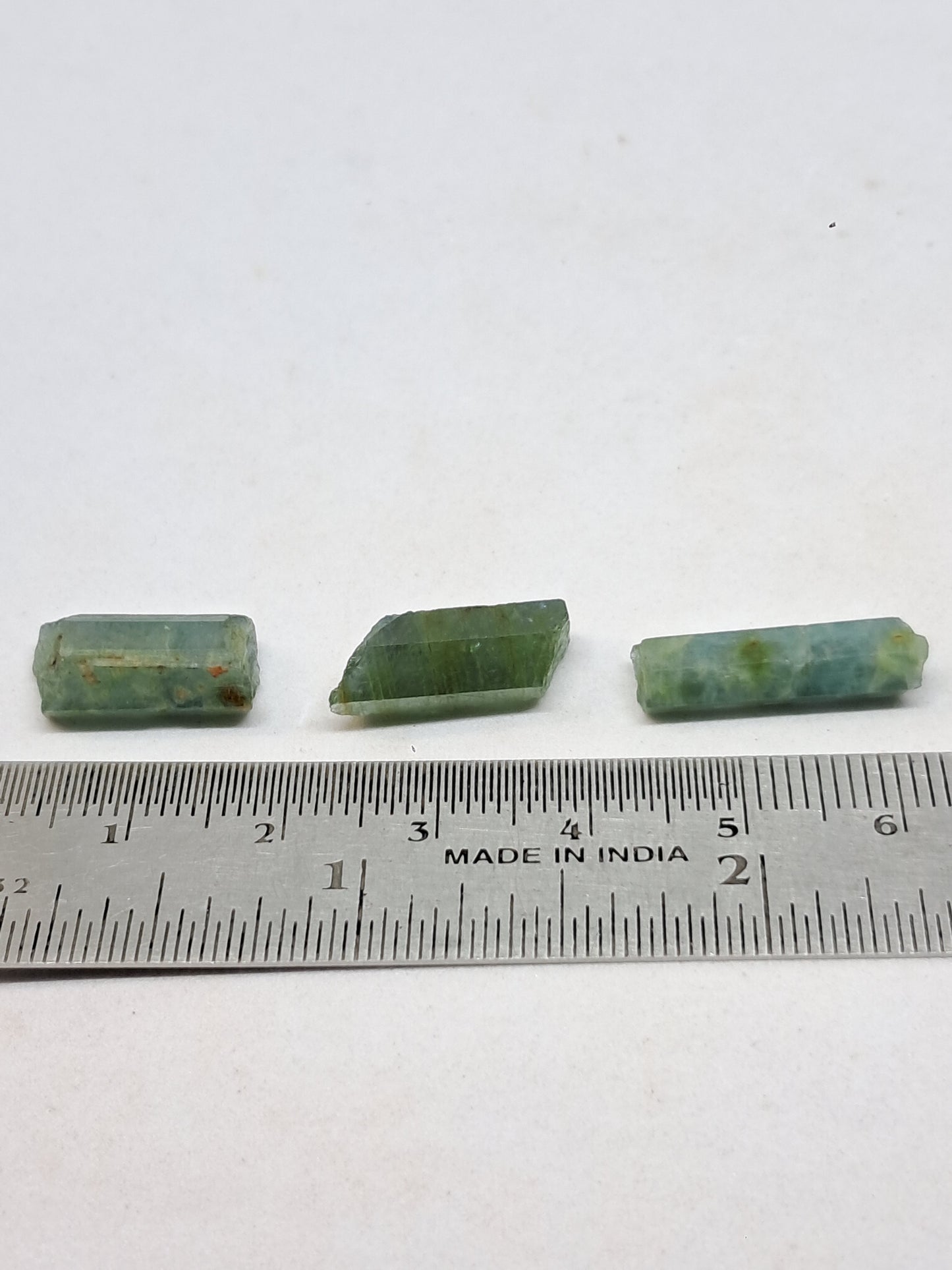 Conjunto de 3 Aguamarinas (Karur) Cristales Hexagonales en Bruto | Ejemplar Mineral n.° AQM30