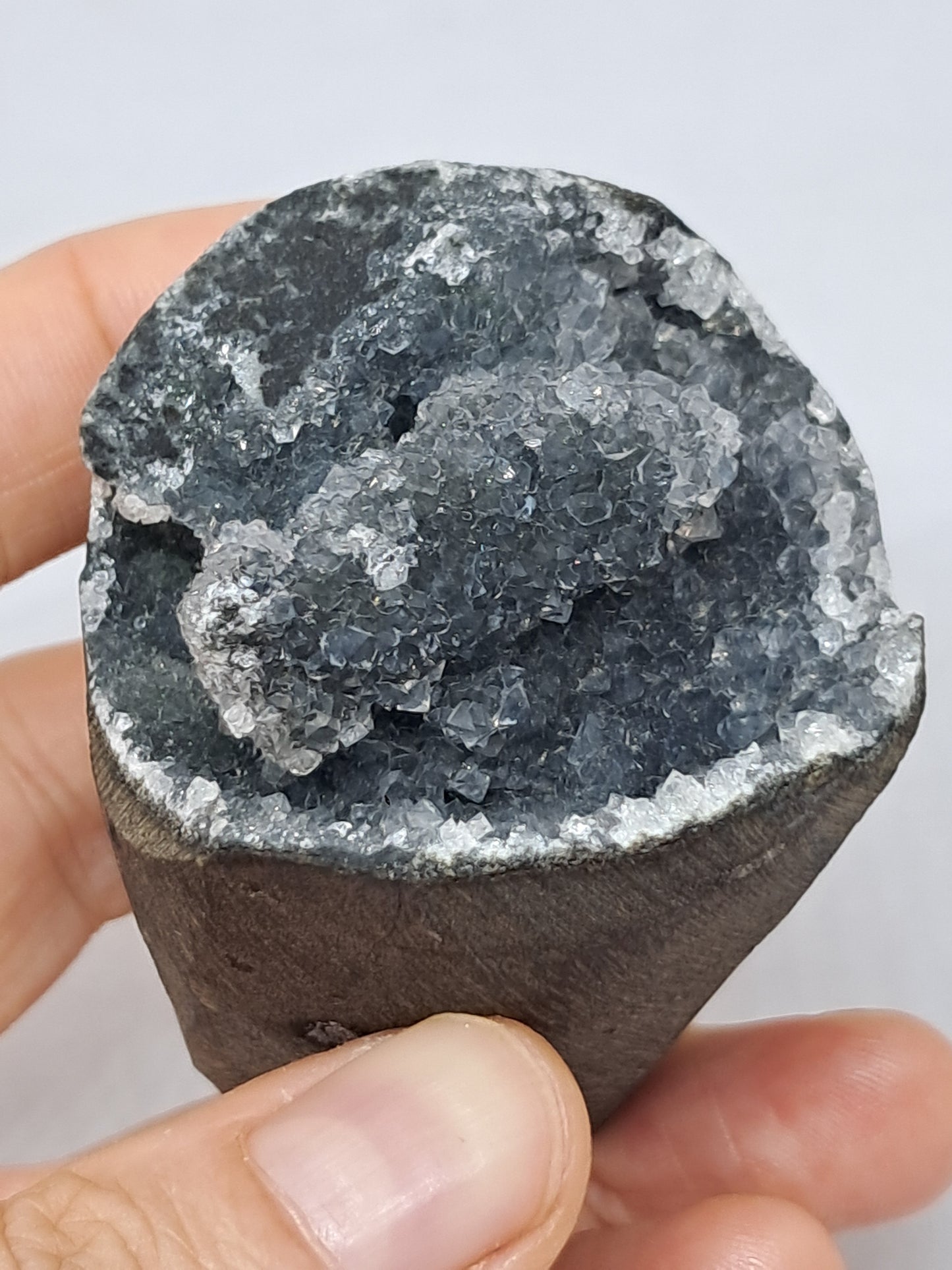 Calcedonia negra en geoda de basalto (Nashik) | Cristal natural | Ejemplar mineral n.° BC15