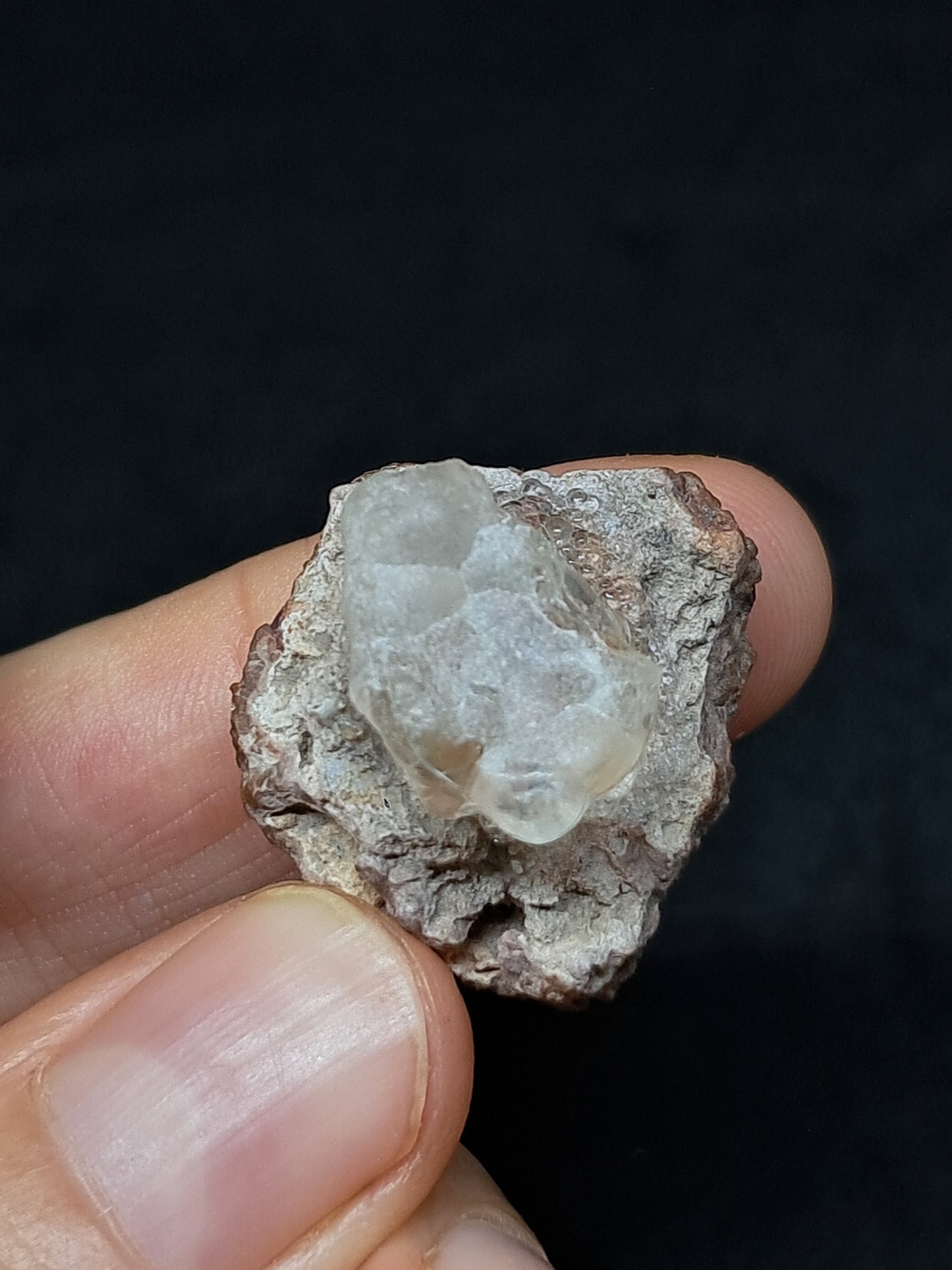 Ópalo hialita reactivo a los rayos UV en matriz (México), piedra cristalina en bruto | Ejemplar mineral n.° OH2
