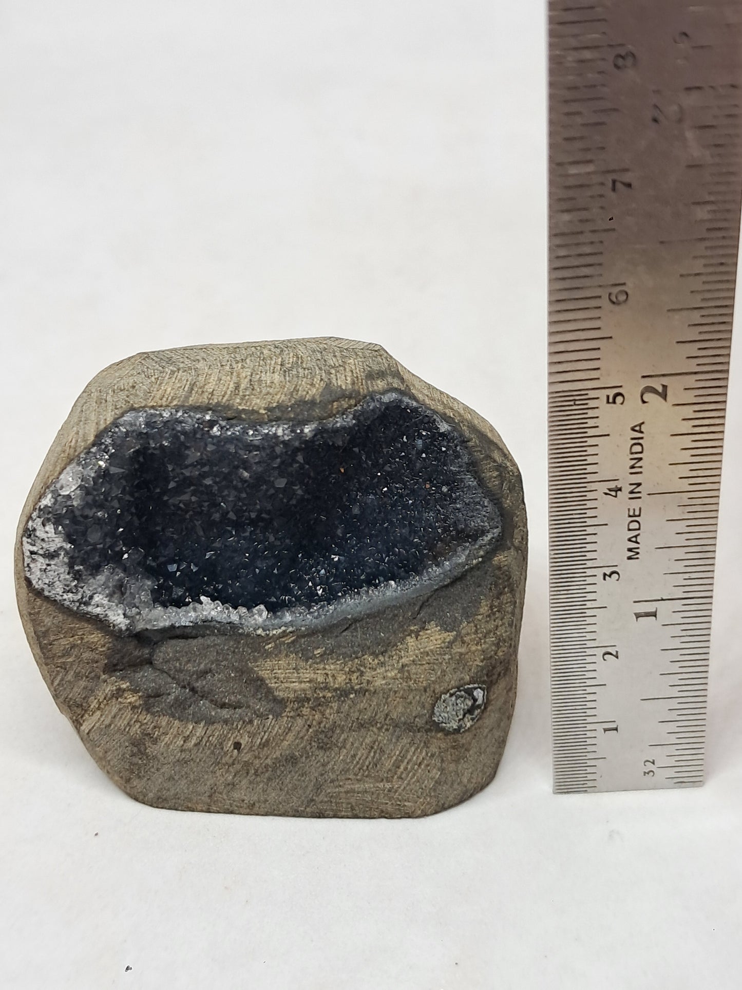 Calcedonia negra en geoda de basalto (Nashik) | Cristal natural | Ejemplar mineral n.° BC19