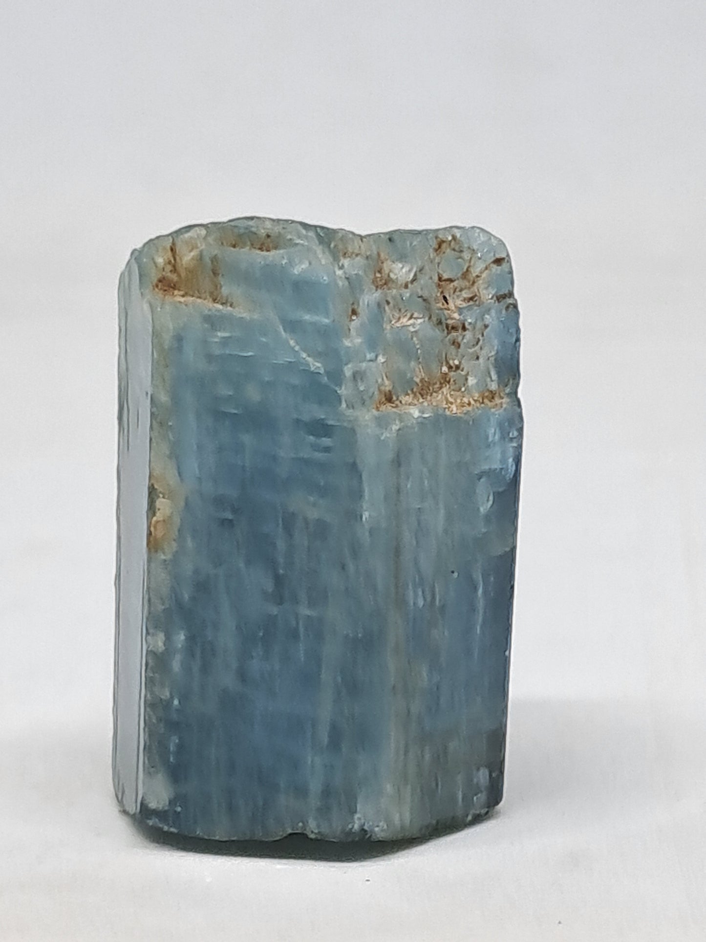 Aguamarina de alta calidad (Karur) en bruto, cristal hexagonal | Ejemplar mineral n.° AQM17