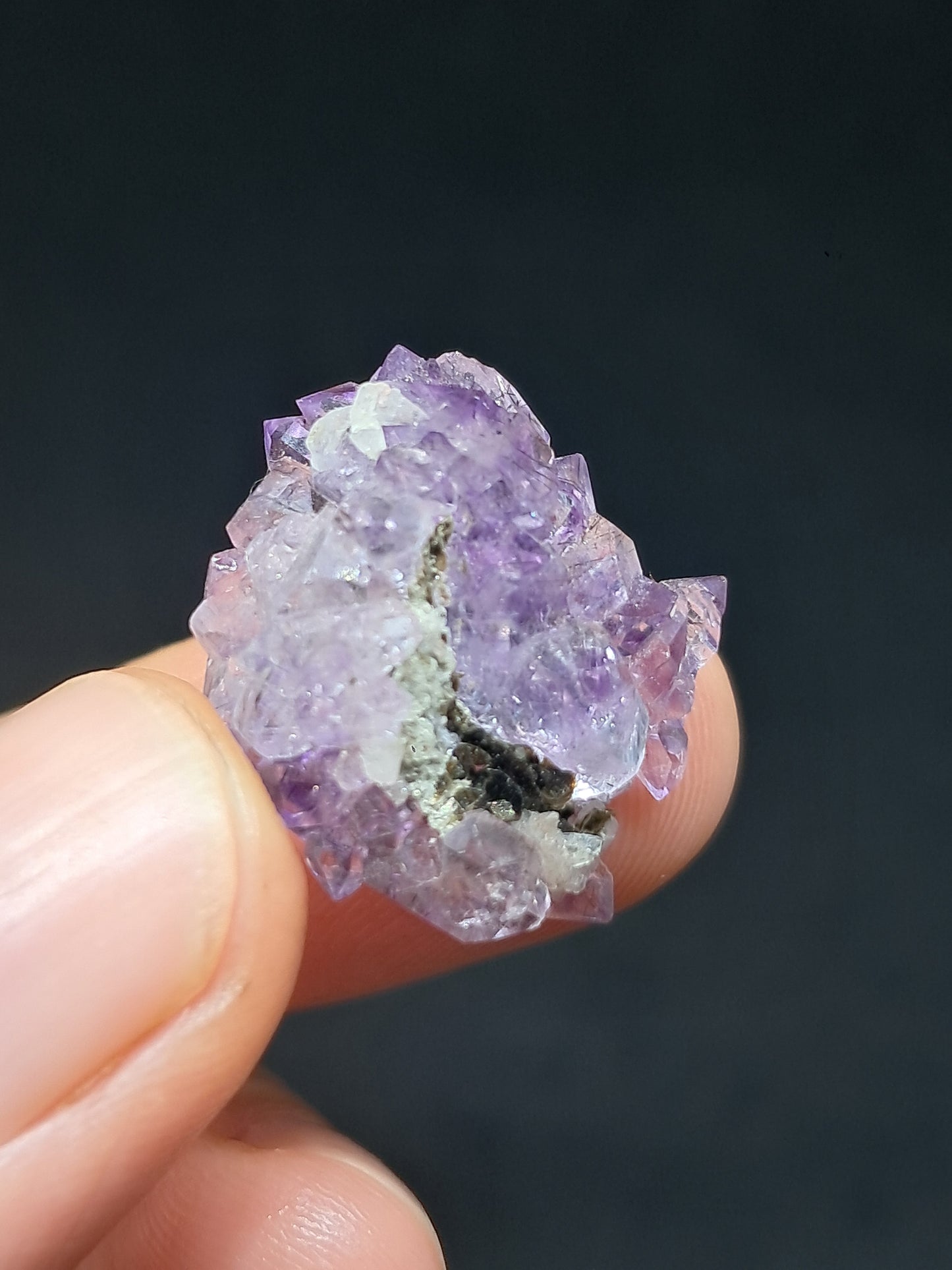 Amatista brillante con inclusiones "Super Seven" y mica (Karur) | Cristal en bruto | Piedra natural | Ejemplar mineral n.° KA153